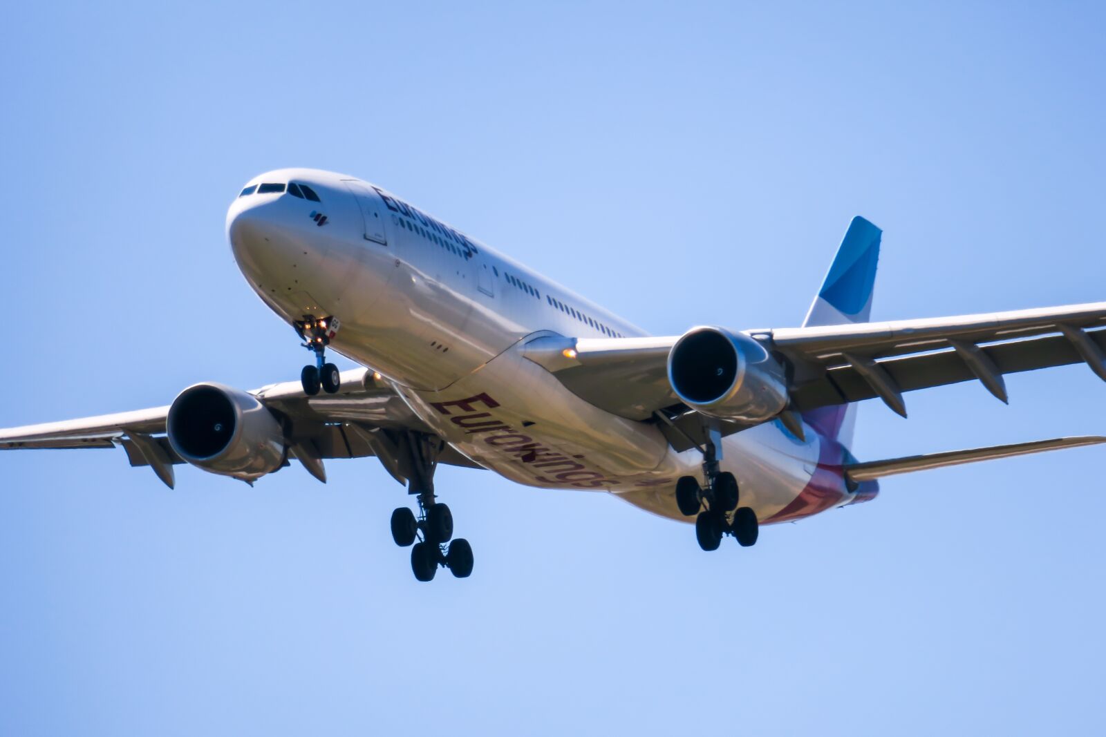 Canon PowerShot G3 X sample photo. Aircraft, land, landing photography