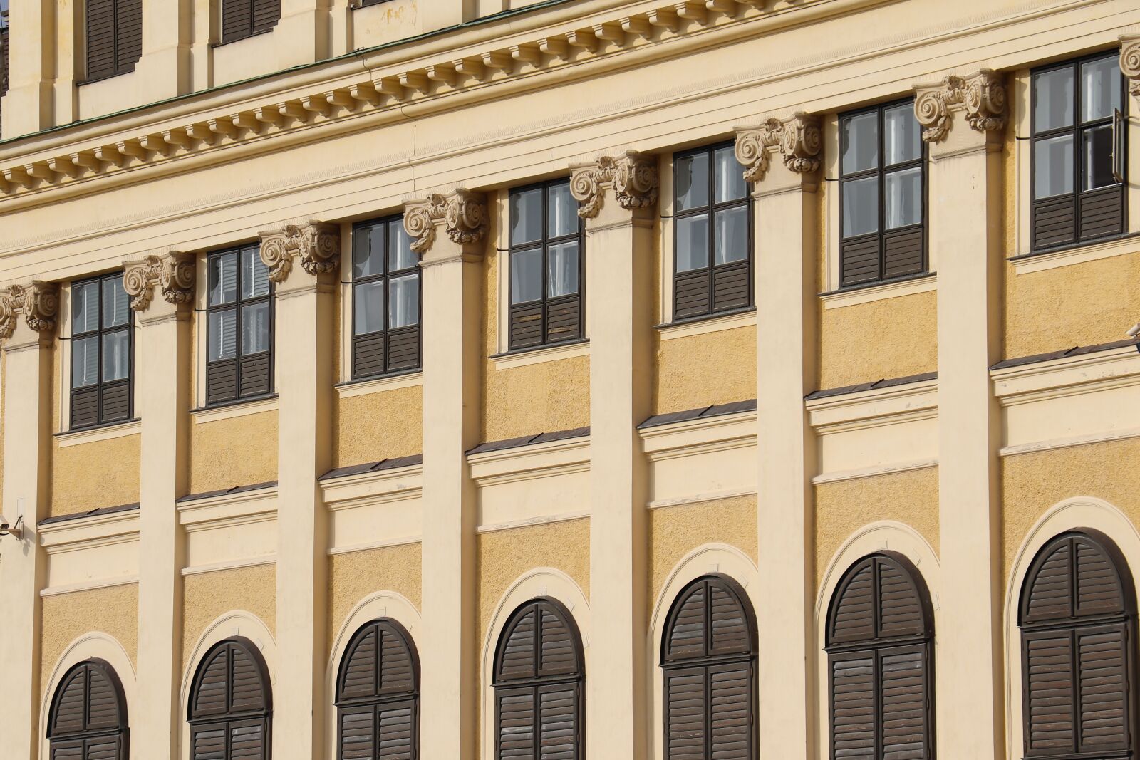 Canon EOS 800D (EOS Rebel T7i / EOS Kiss X9i) sample photo. Schönbrunn, window, emperor photography