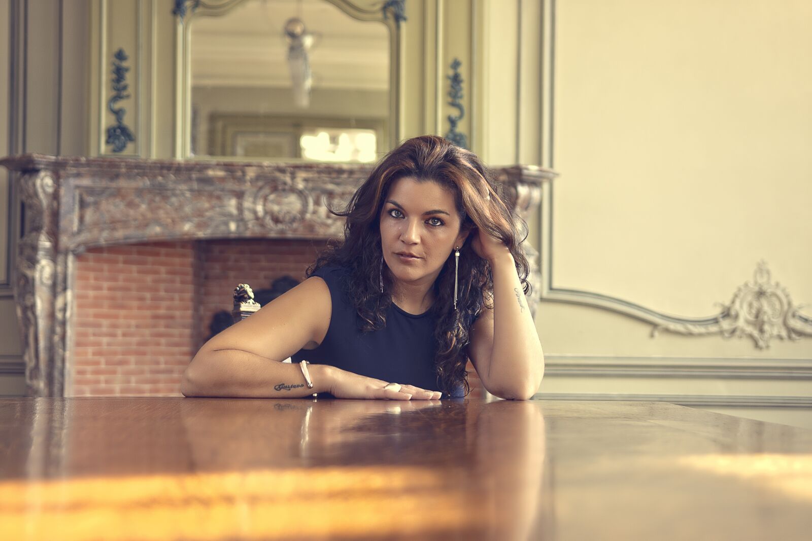 Nikon D7200 sample photo. Women, table, hair photography