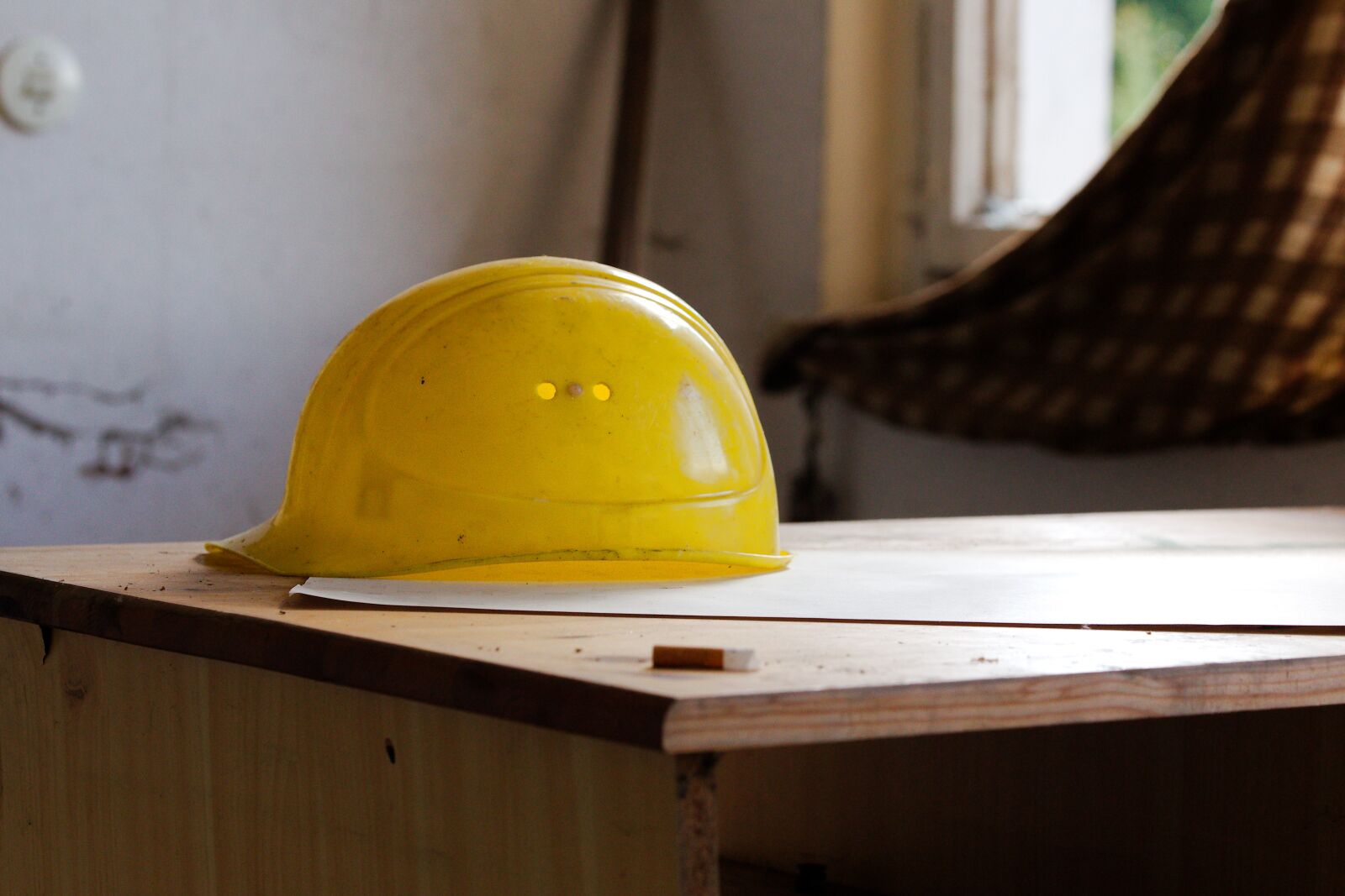 Canon EOS 6D sample photo. Table, wood, expression photography
