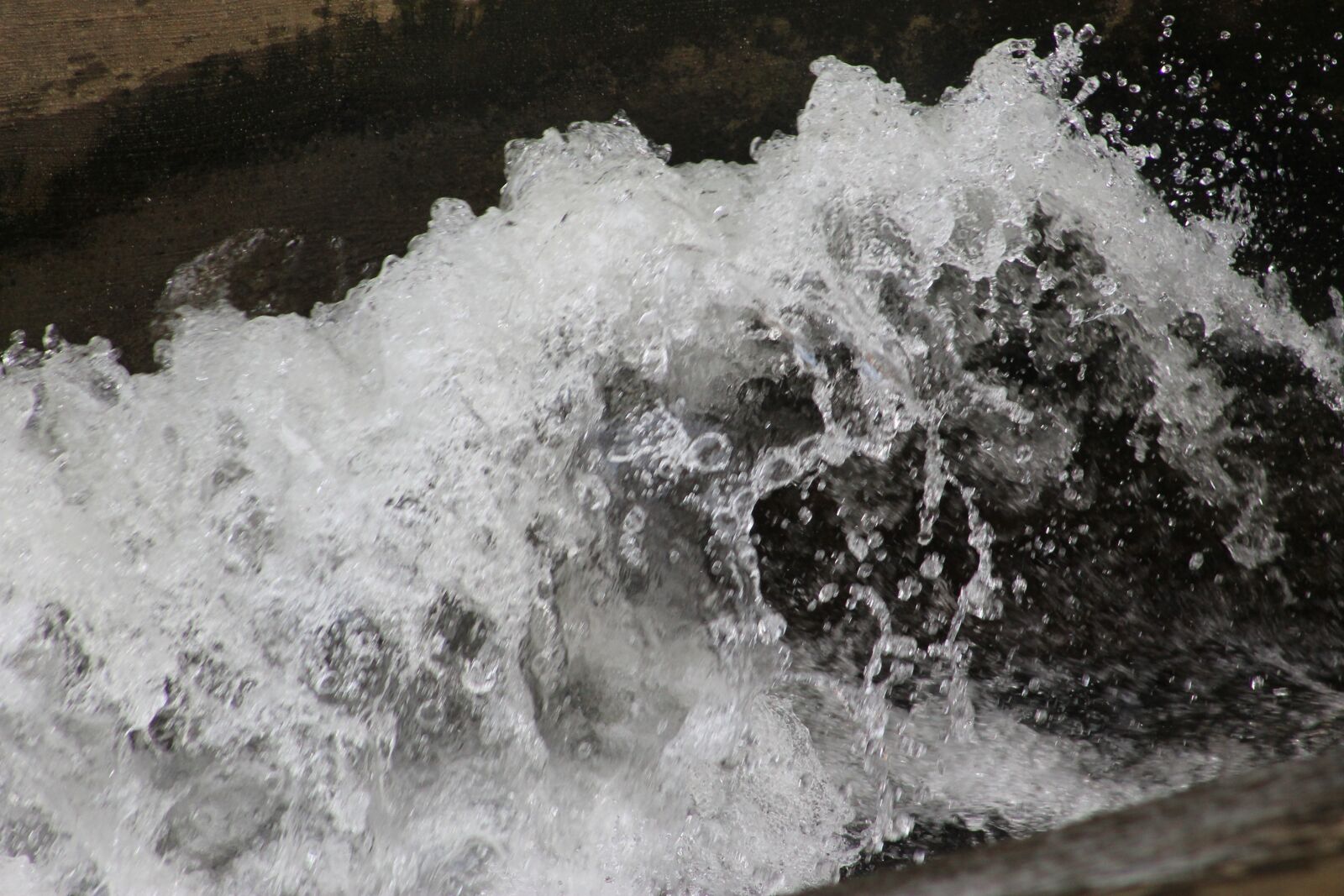 Canon EOS 1100D (EOS Rebel T3 / EOS Kiss X50) + Canon EF75-300mm f/4-5.6 sample photo. Water, canal, river photography
