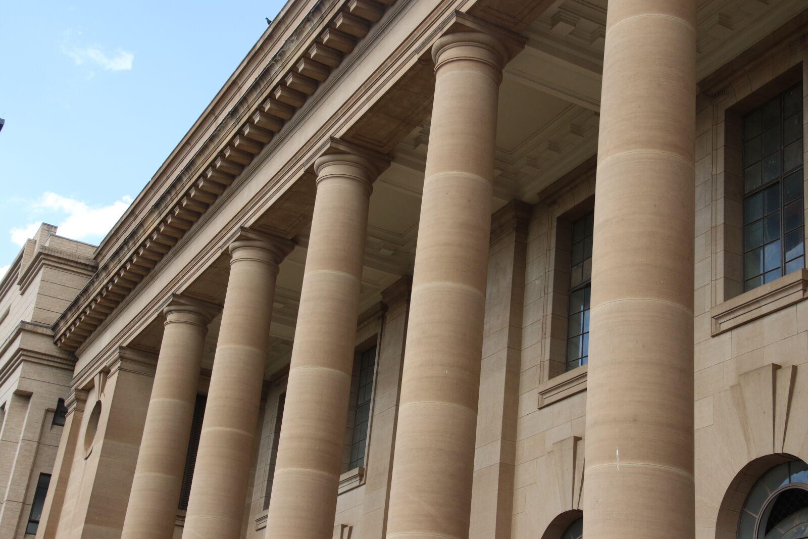 Canon EOS 7D Mark II sample photo. Architecture, building, museum, old photography