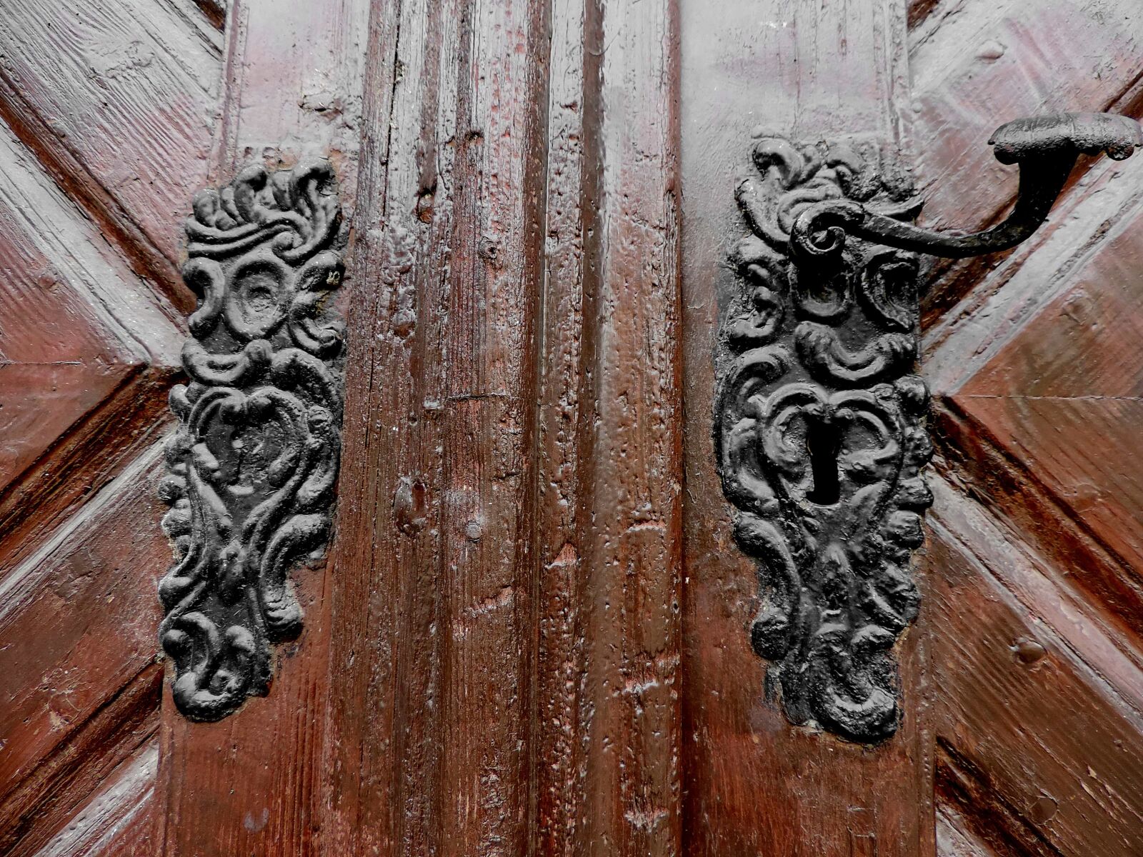 Nikon Coolpix P520 sample photo. Cast iron, front door photography