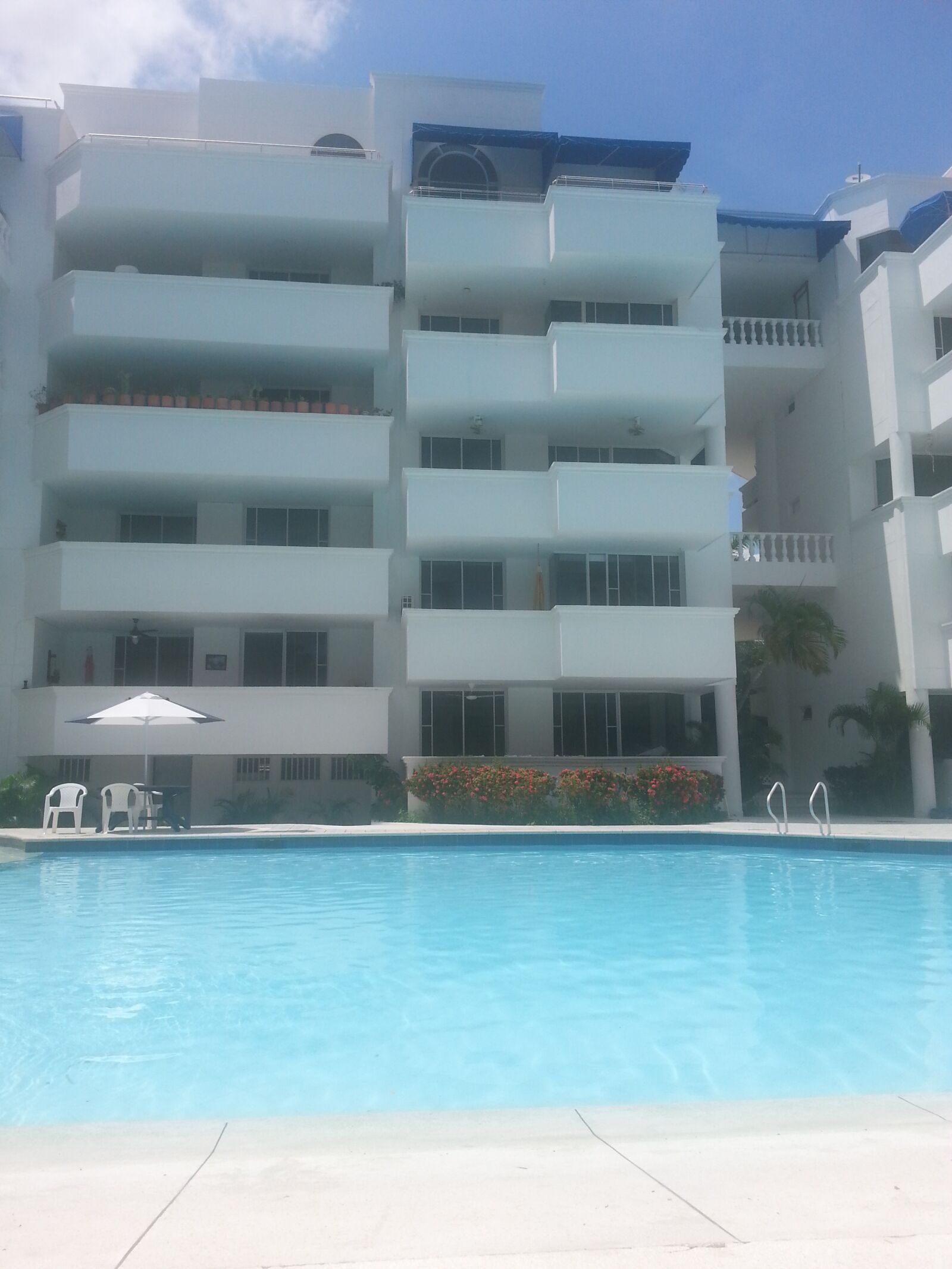 Samsung Galaxy Note2 sample photo. Pool, building, sunnyday photography
