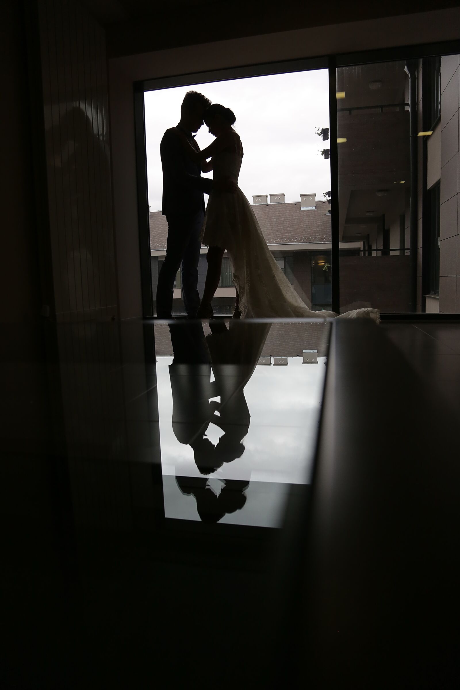 Canon EF 24-105mm F4L IS USM sample photo. Bride, groom, hotel, balcony photography