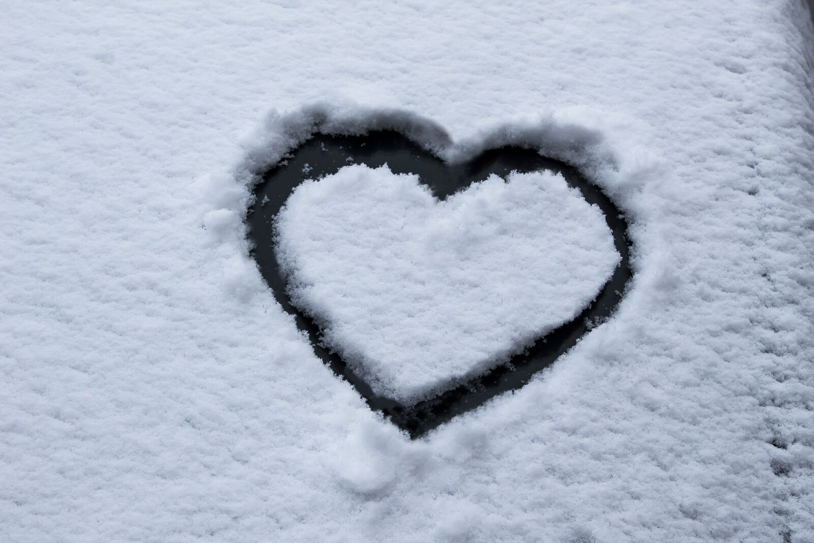 Canon EOS 1300D (EOS Rebel T6 / EOS Kiss X80) sample photo. Heart, snow, frost photography