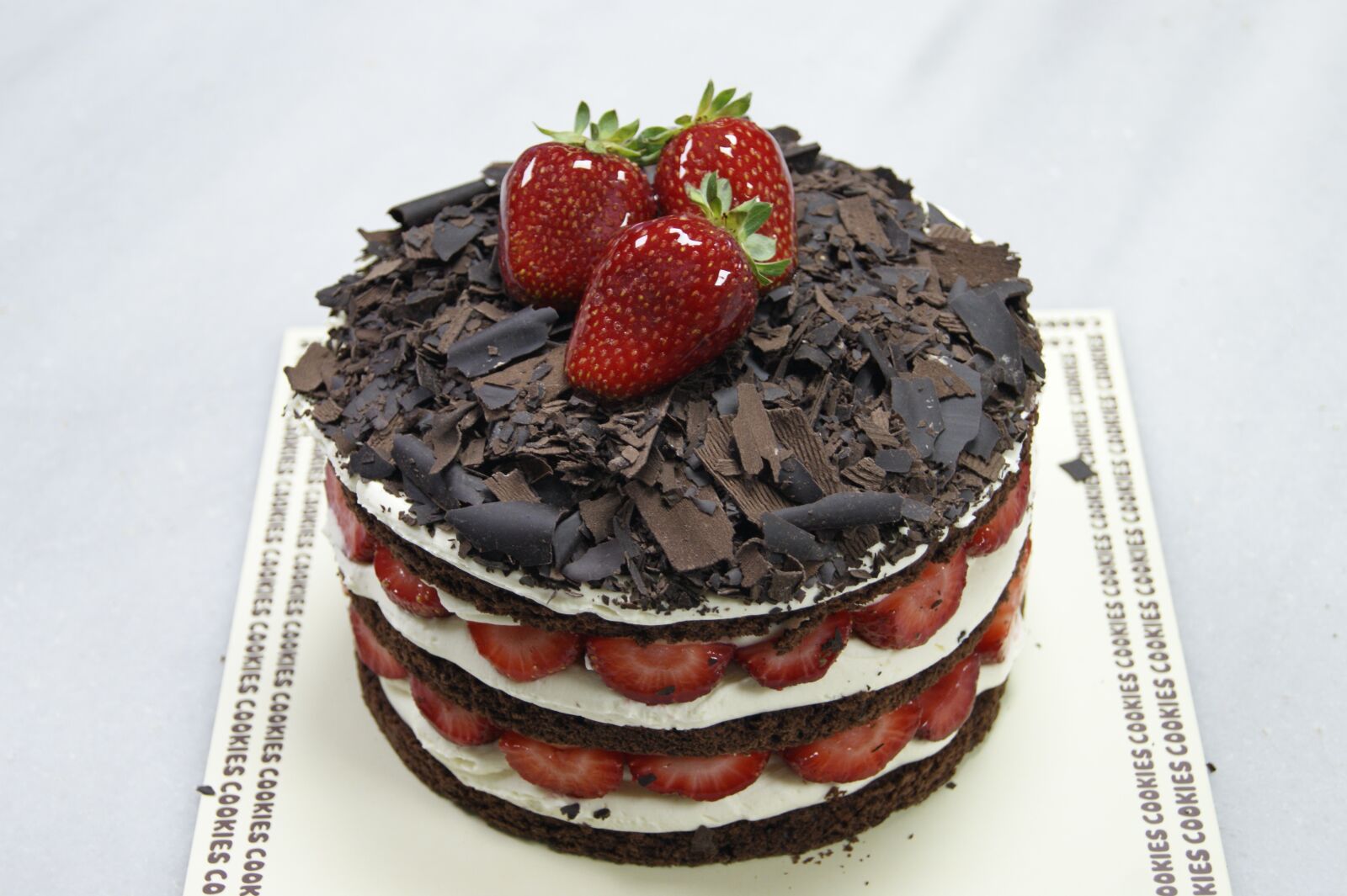 Sony Alpha DSLR-A290 sample photo. Strawberry, chocolate, pastry photography