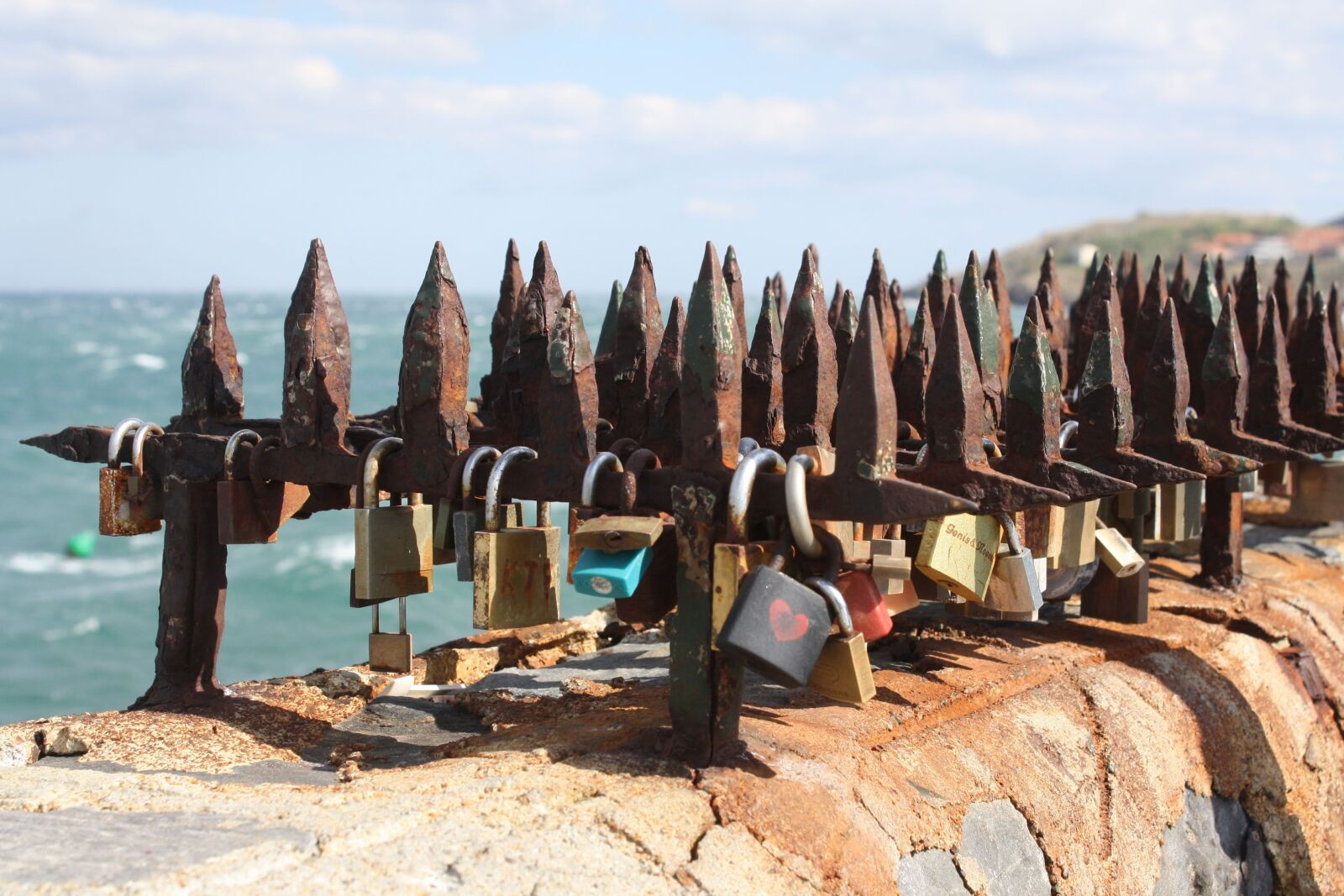 Canon EOS 1000D (EOS Digital Rebel XS / EOS Kiss F) sample photo. Sea, padlock, romance photography