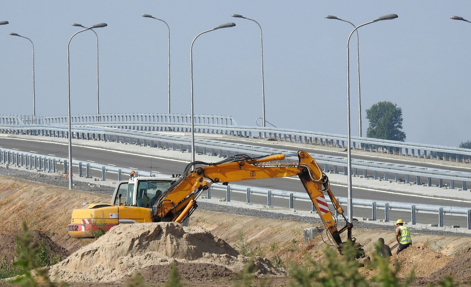 Nikon Coolpix P900 sample photo. Way, building, excavator photography