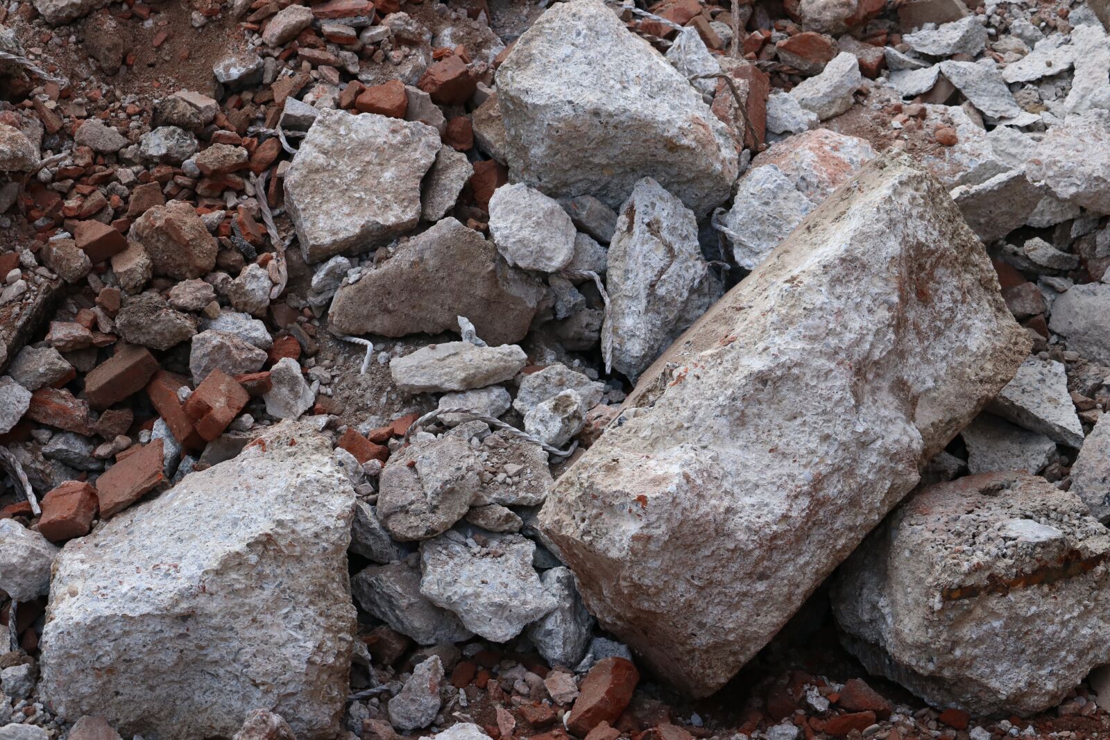 Canon EF-S 55-250mm F4-5.6 IS STM sample photo. Rocks, construction, wall photography