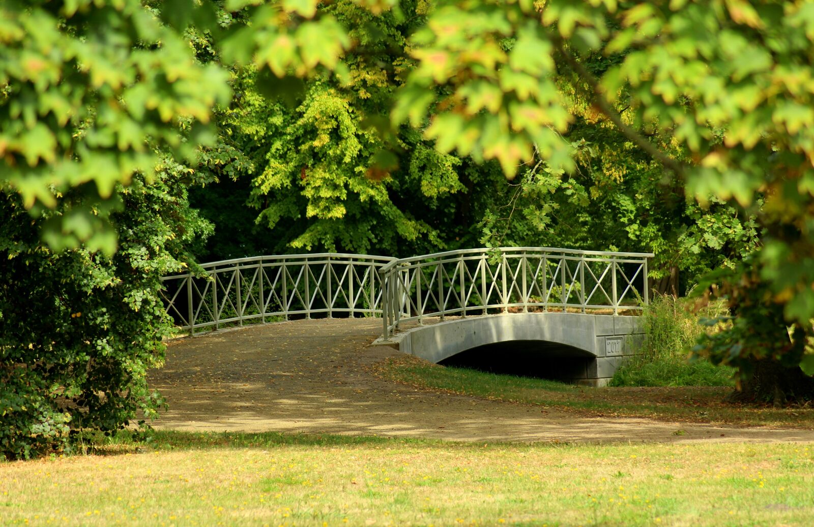 Canon EOS 1200D (EOS Rebel T5 / EOS Kiss X70 / EOS Hi) sample photo. Bridge, park, landscape photography