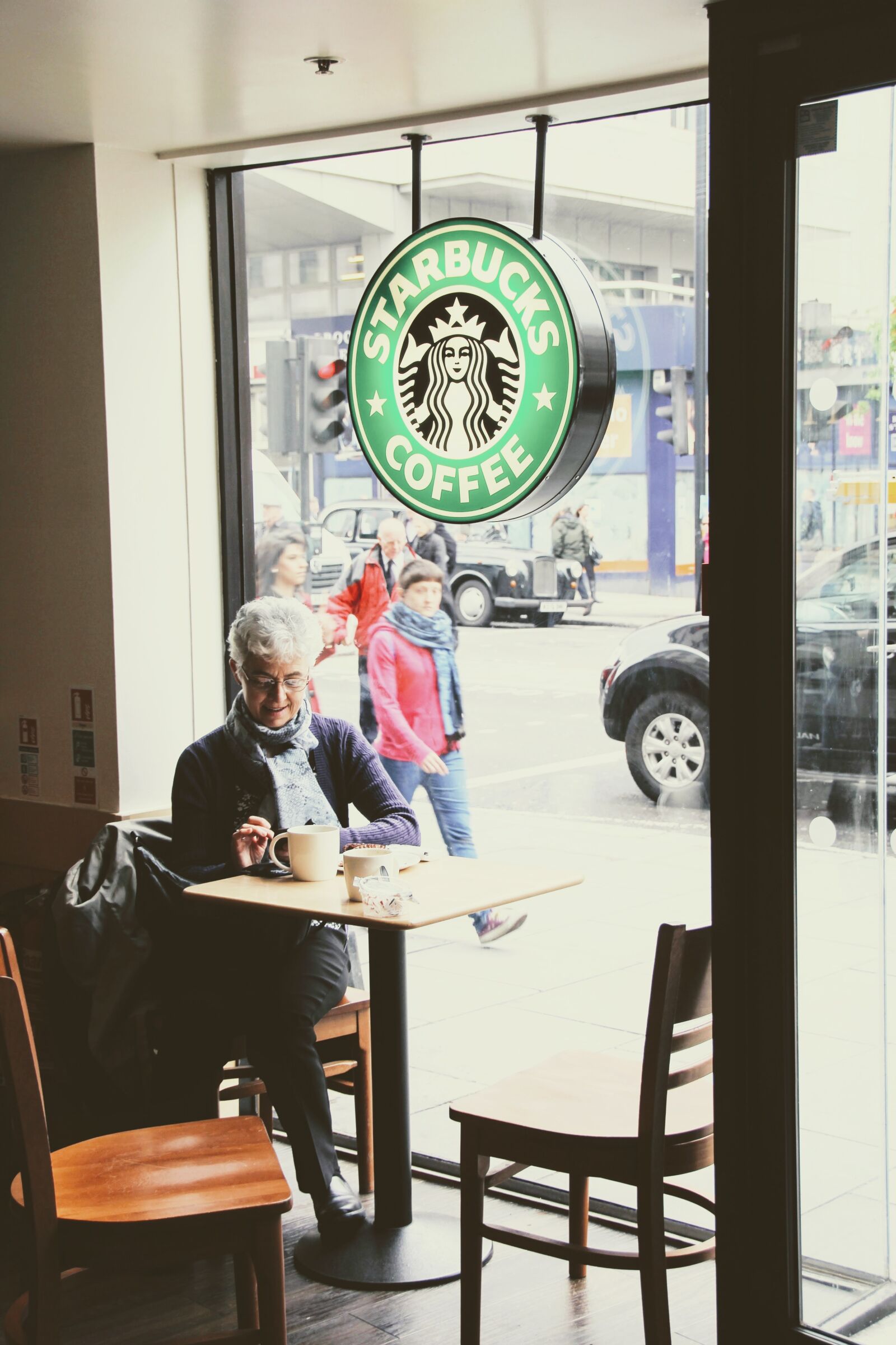 Canon EOS 60D sample photo. London, starbucks, starbucks coffee photography