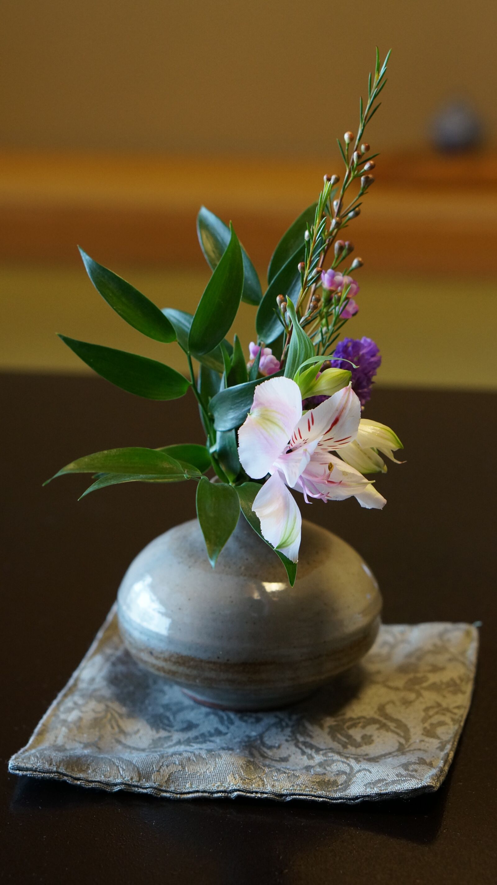 Sony Alpha NEX-5R + E 50mm F1.8 OSS sample photo. Vase, flower, still life photography