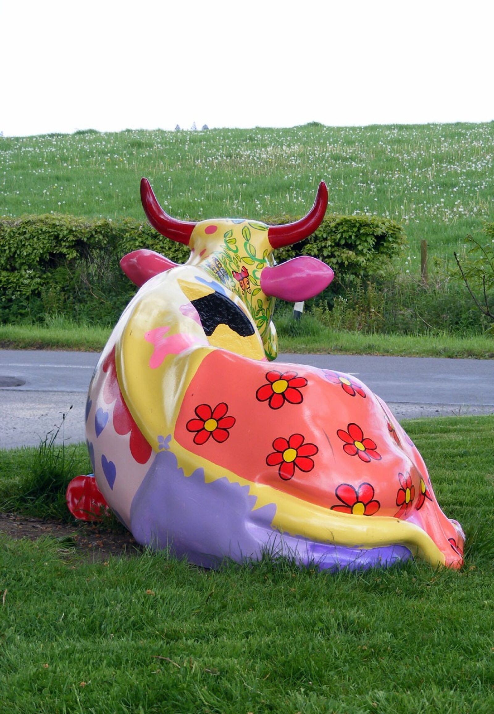 Fujifilm FinePix S5700 S700 sample photo. Cow, colours, statue photography