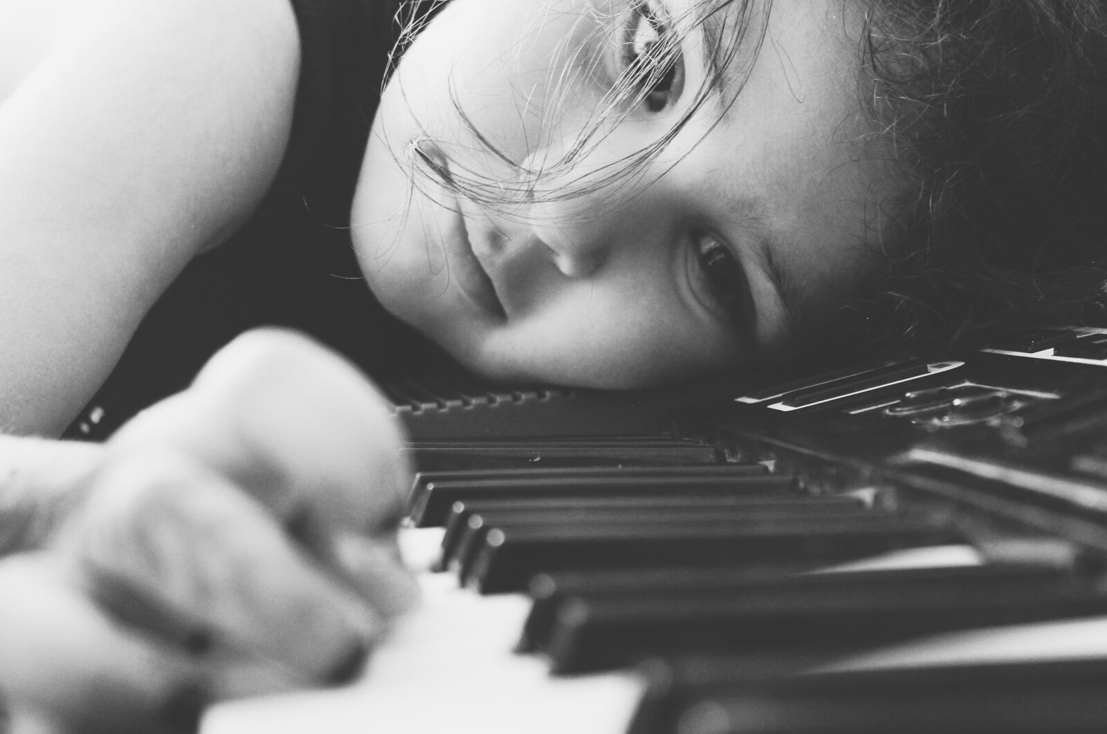 Canon EOS 1100D (EOS Rebel T3 / EOS Kiss X50) sample photo. Piano, girl, play photography