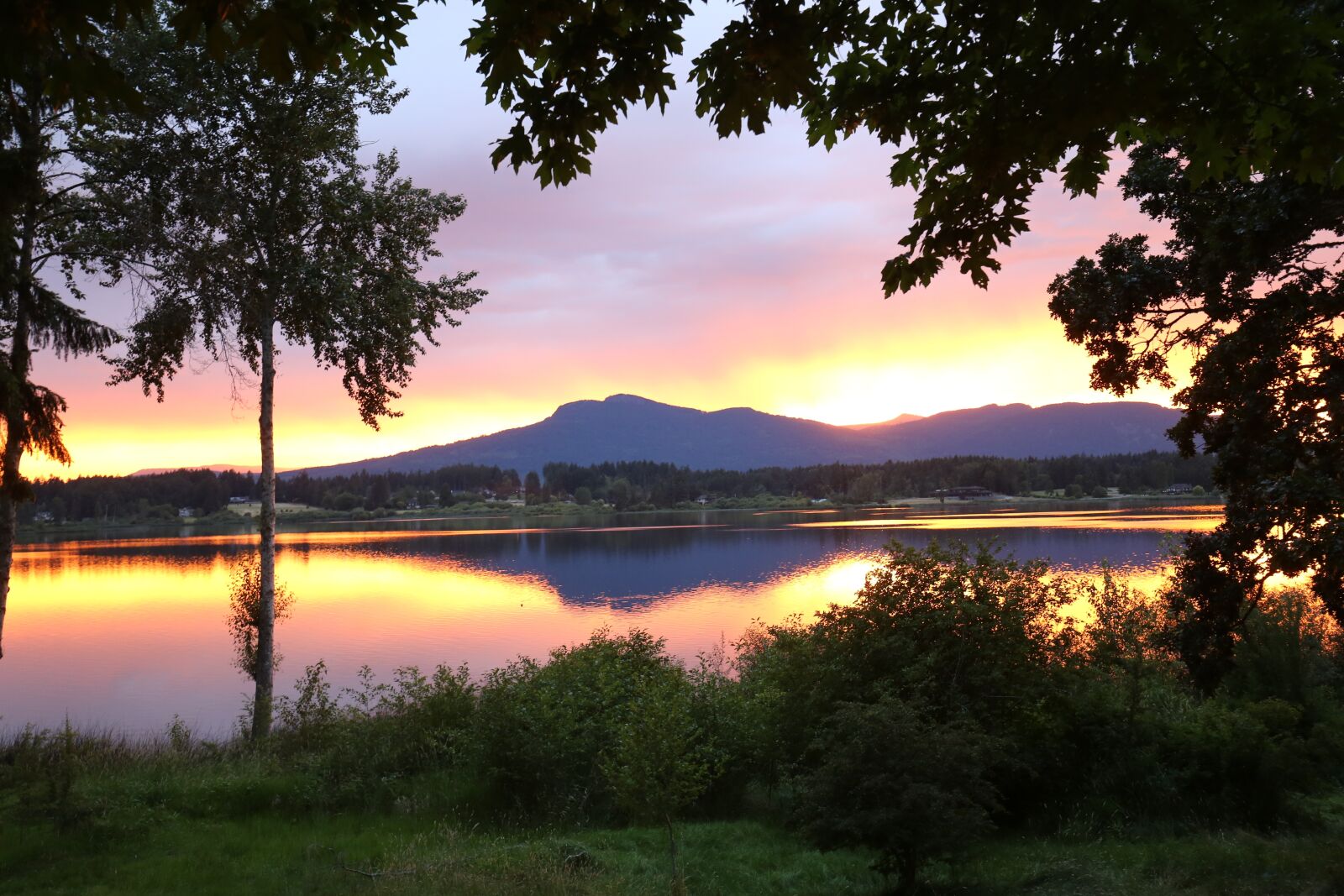 Canon EF 16-35mm F4L IS USM sample photo. Sunset, lake, mountain photography
