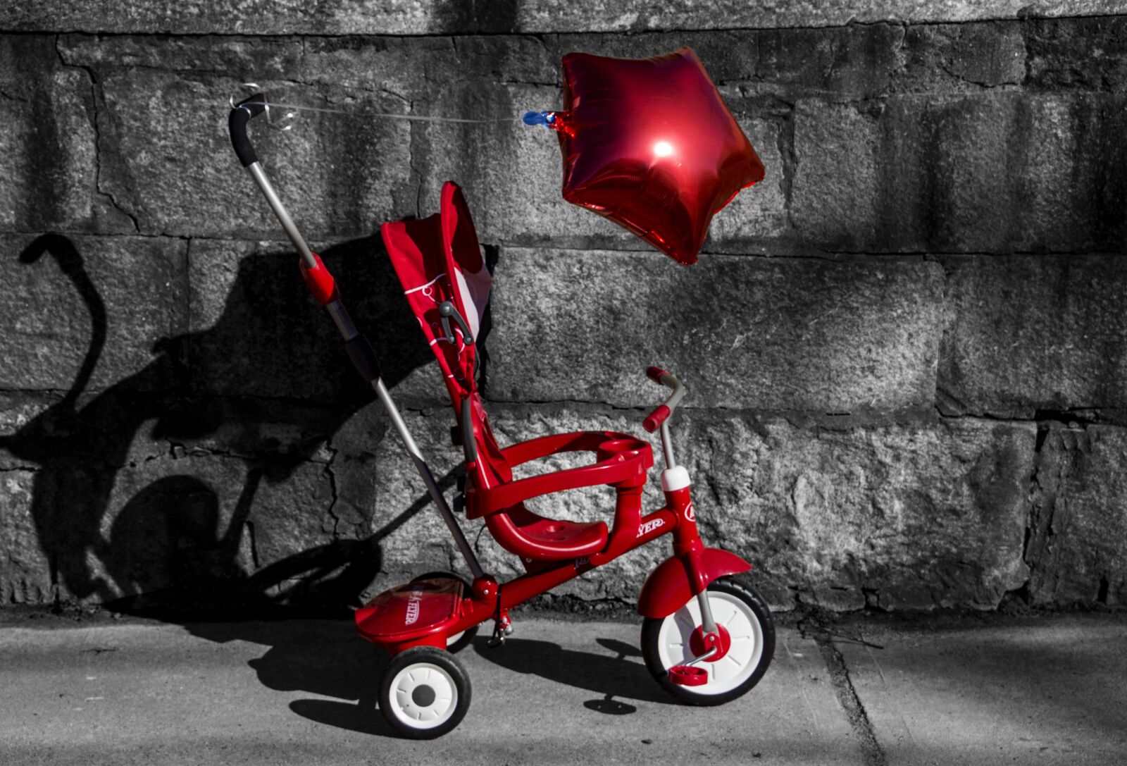Canon EOS 700D (EOS Rebel T5i / EOS Kiss X7i) sample photo. Stroller, red, balloon photography