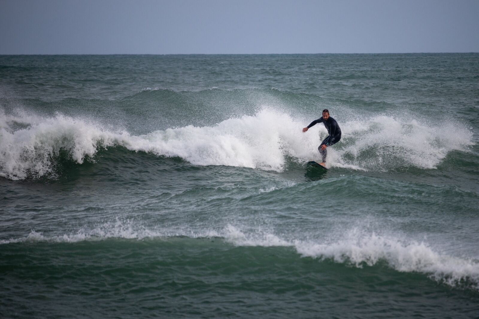 Canon EOS 200D (EOS Rebel SL2 / EOS Kiss X9) + Canon EF-S 55-250mm F4-5.6 IS STM sample photo. Surfer, wave, surfing photography