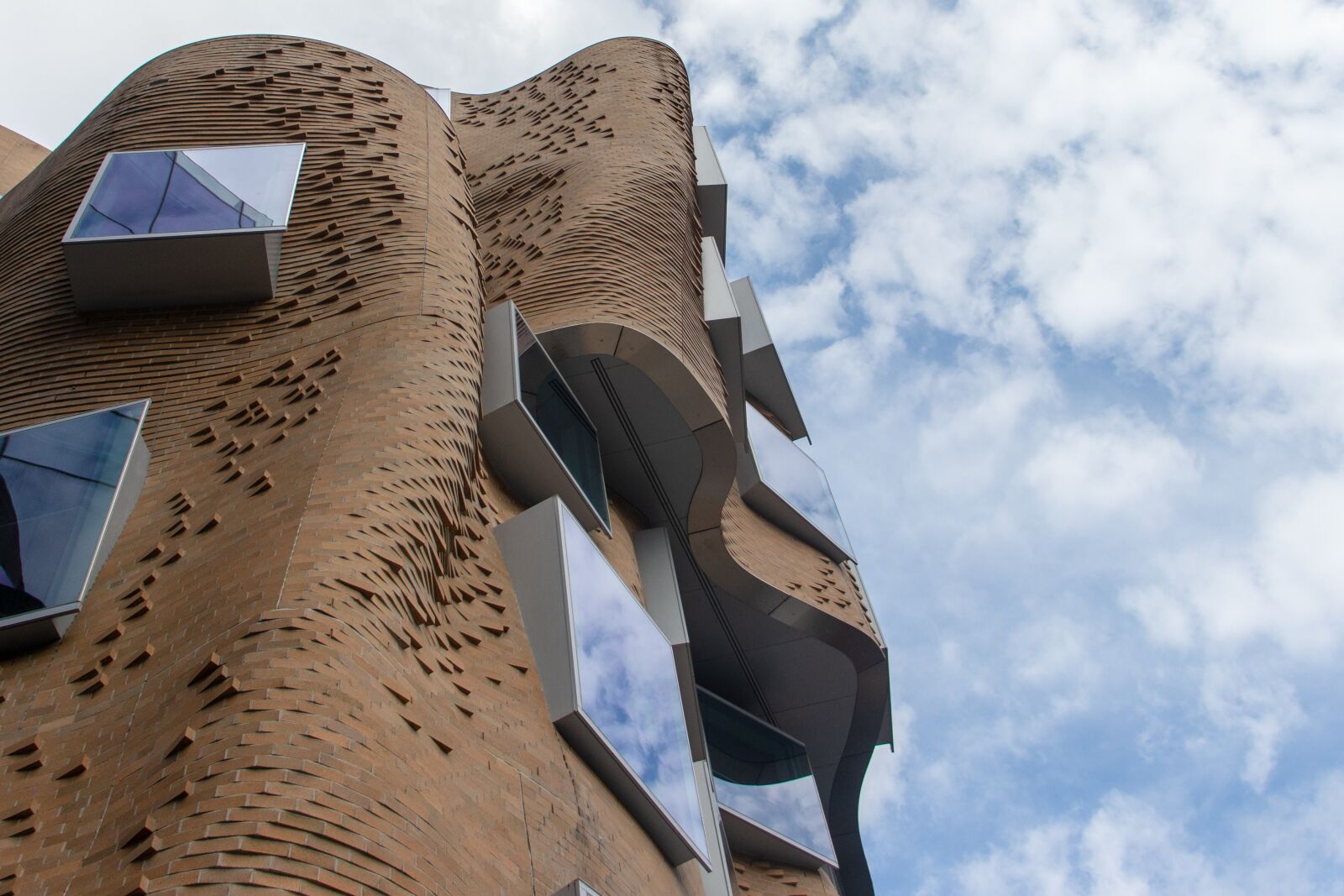 Canon EOS 200D (EOS Rebel SL2 / EOS Kiss X9) sample photo. Frank, gehry, building photography