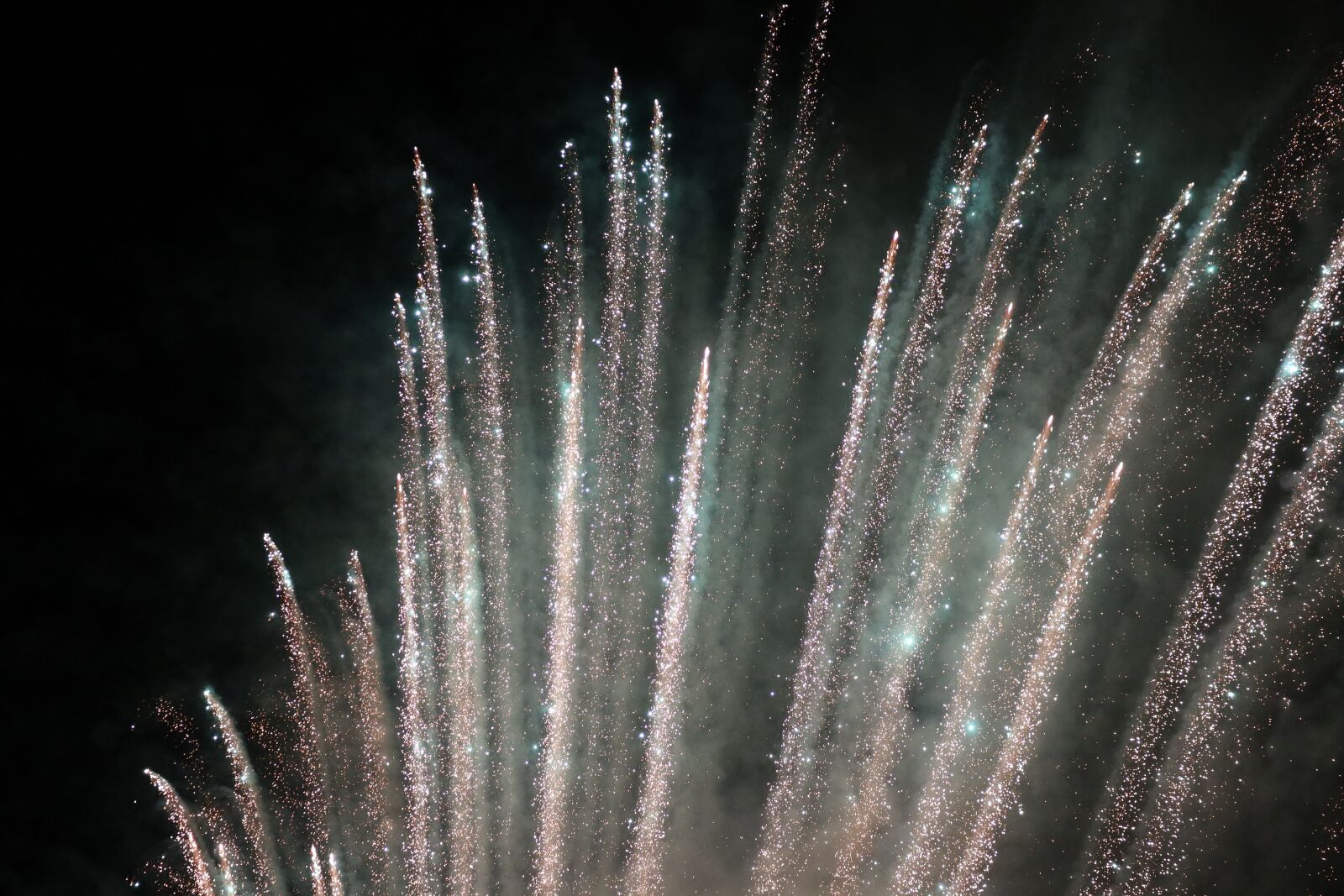 Canon EOS M100 + Canon EF-M 55-200mm F4.5-6.3 IS STM sample photo. Fireworks, radio, new year's photography