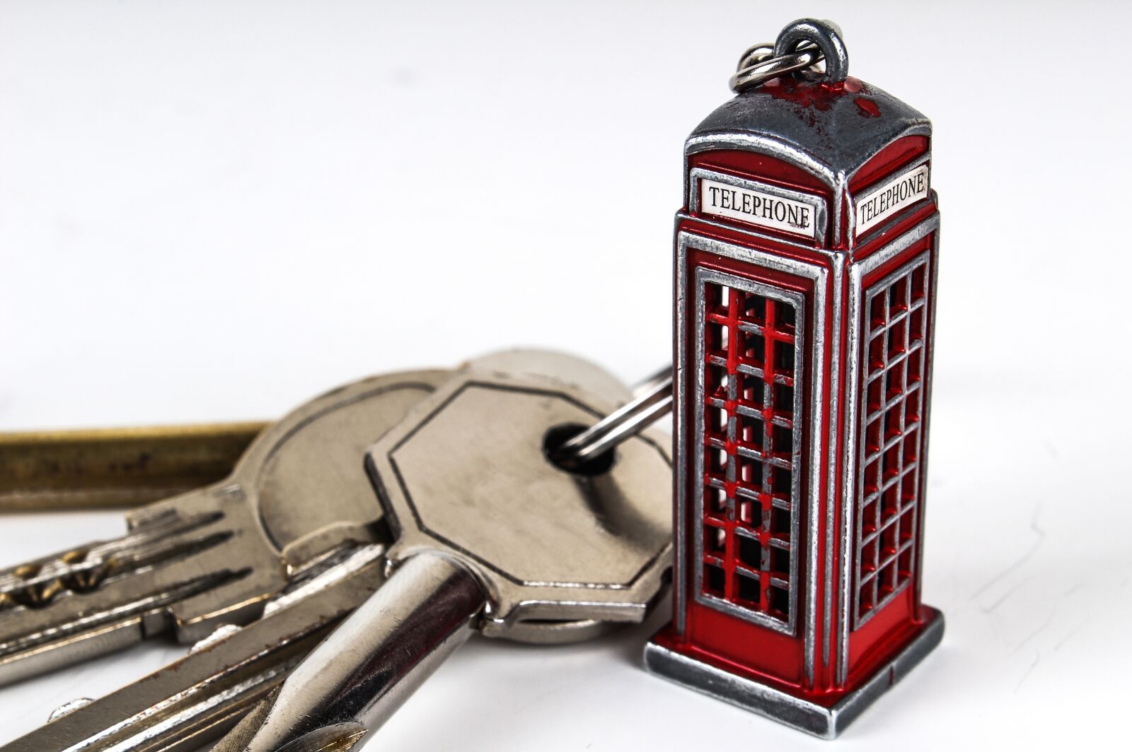 Canon EOS 1300D (EOS Rebel T6 / EOS Kiss X80) sample photo. Key, keychain, metal photography