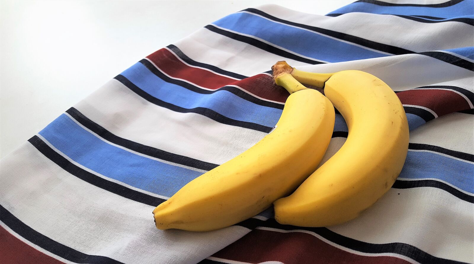 Samsung Galaxy S6 sample photo. Bananas, belts, meal photography