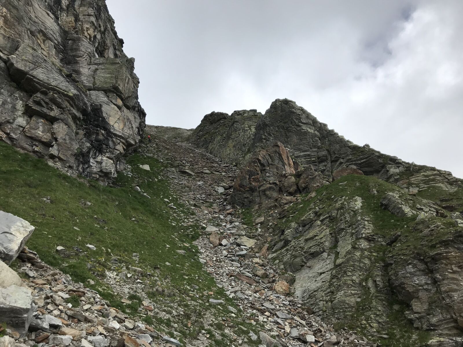 iPhone 7 back camera 3.99mm f/1.8 sample photo. Towards landarenca, alpine route photography
