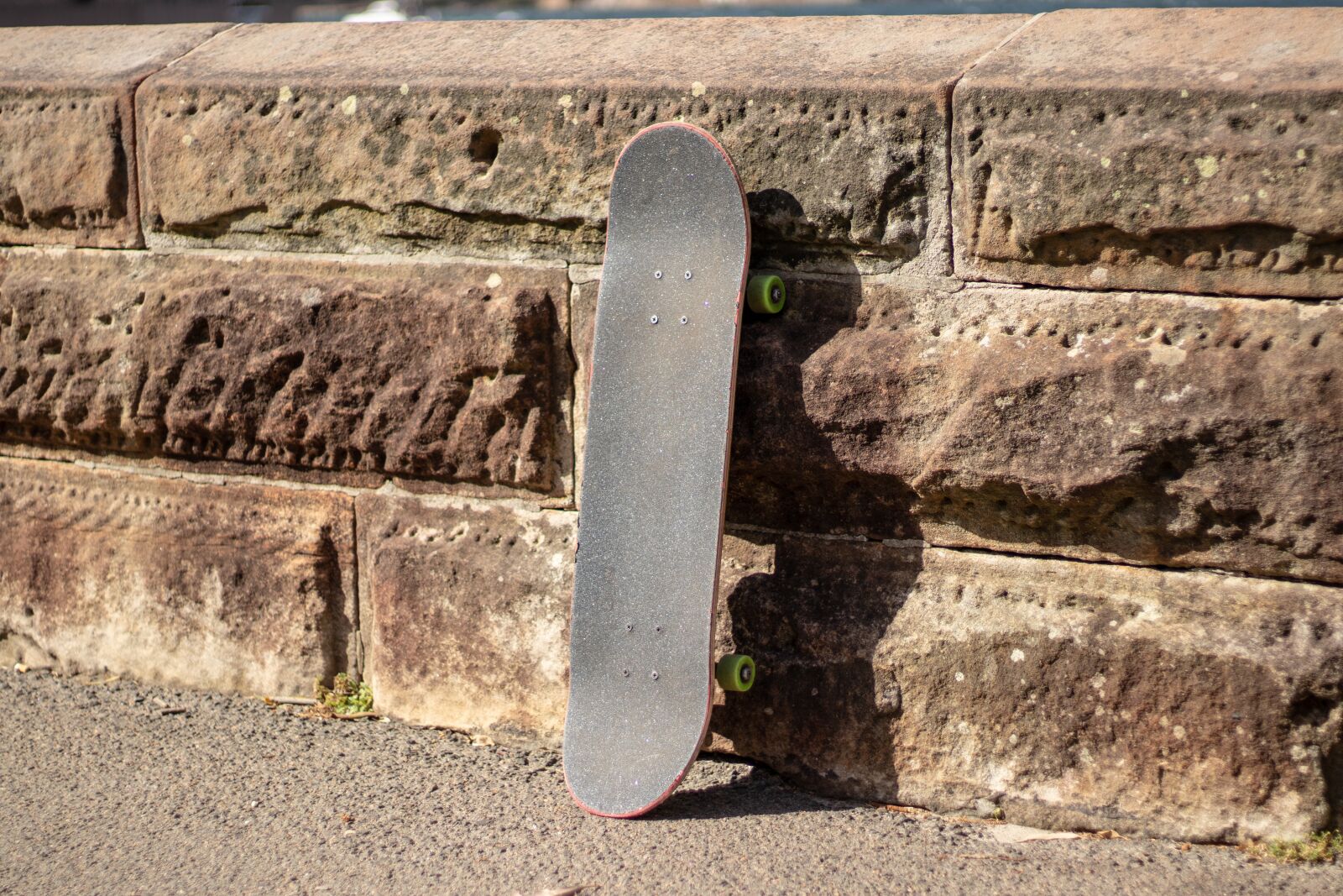 Canon EOS 200D (EOS Rebel SL2 / EOS Kiss X9) sample photo. Skateboard, wall, stone photography