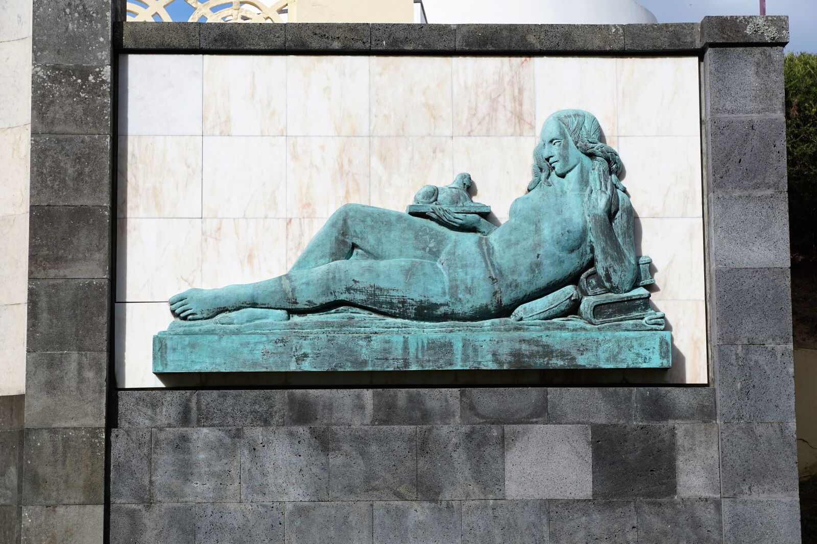 Sony ILCA-77M2 + Sony DT 16-50mm F2.8 SSM sample photo. Ponta delgada, figure, statue photography