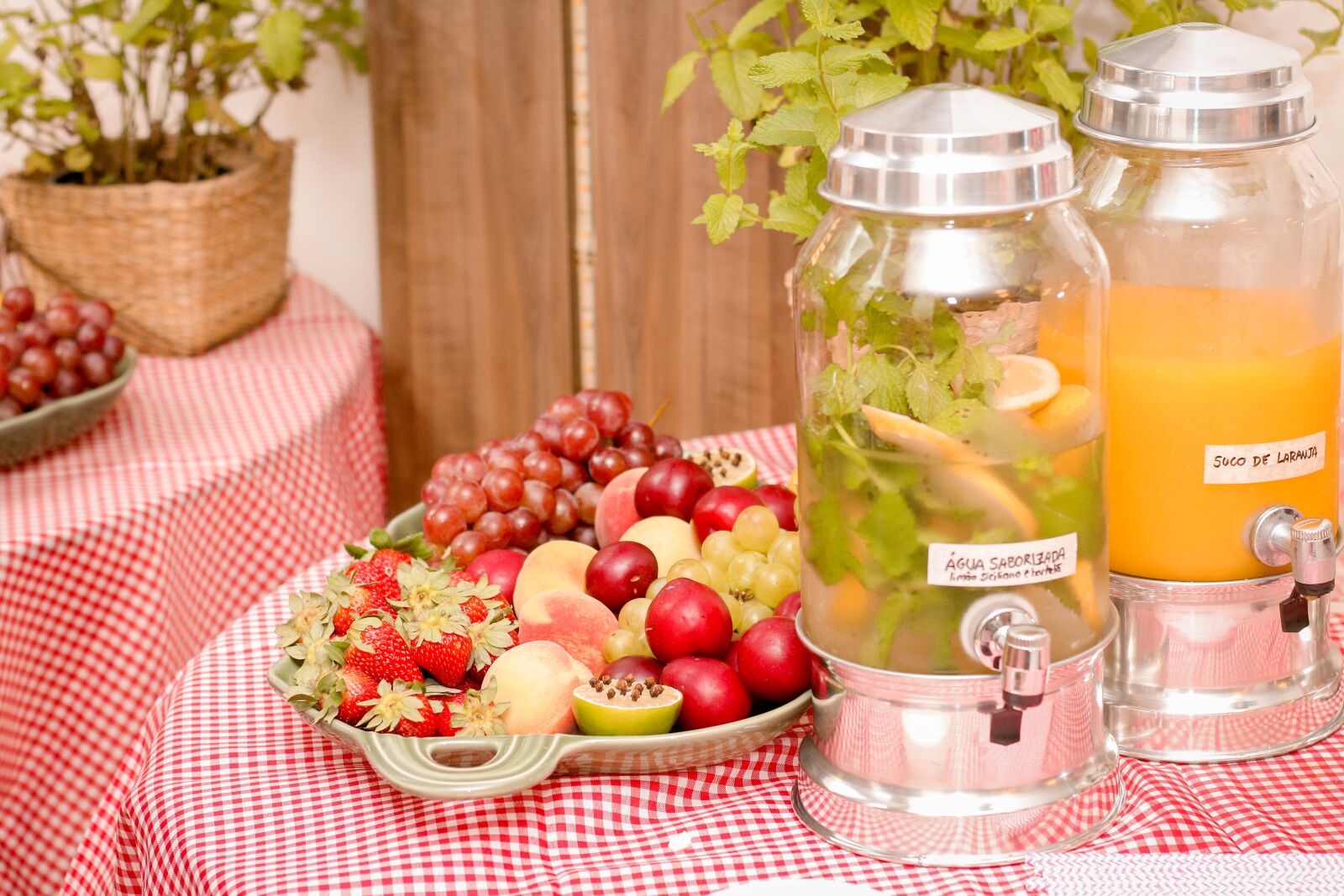 Canon EOS 70D + Canon EF 50mm F1.8 II sample photo. Juice, fruit, party photography