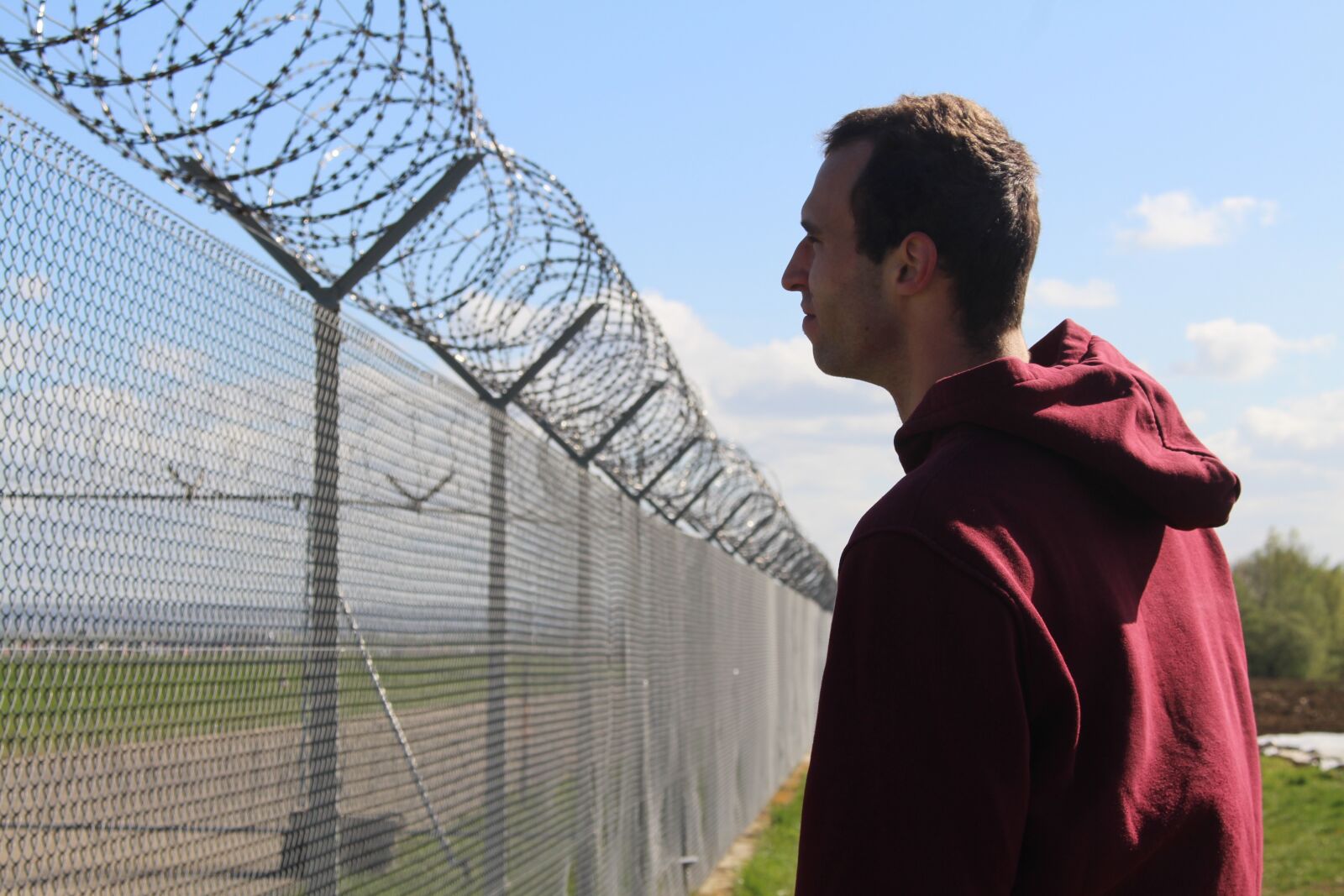 Canon EOS 700D (EOS Rebel T5i / EOS Kiss X7i) + Canon EF-S 18-55mm F3.5-5.6 IS STM sample photo. Border, barbed wire, fence photography