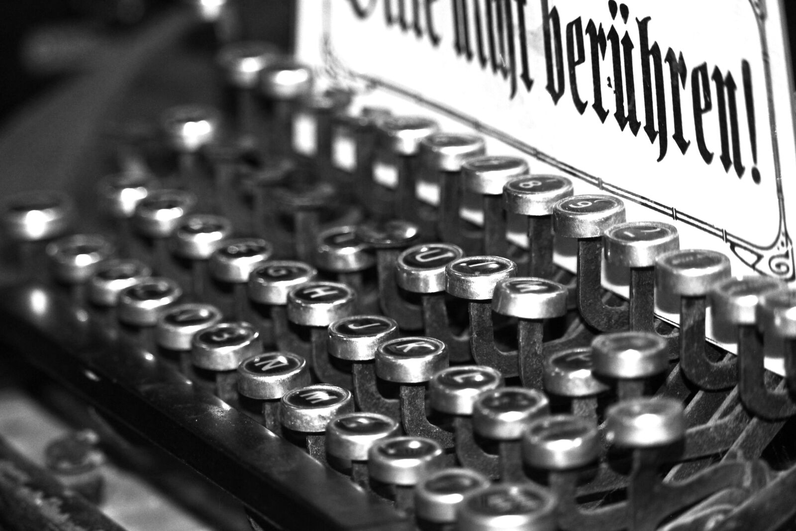 Canon EF-S 55-250mm F4-5.6 IS STM sample photo. Old typewriter, typewriter, retro photography