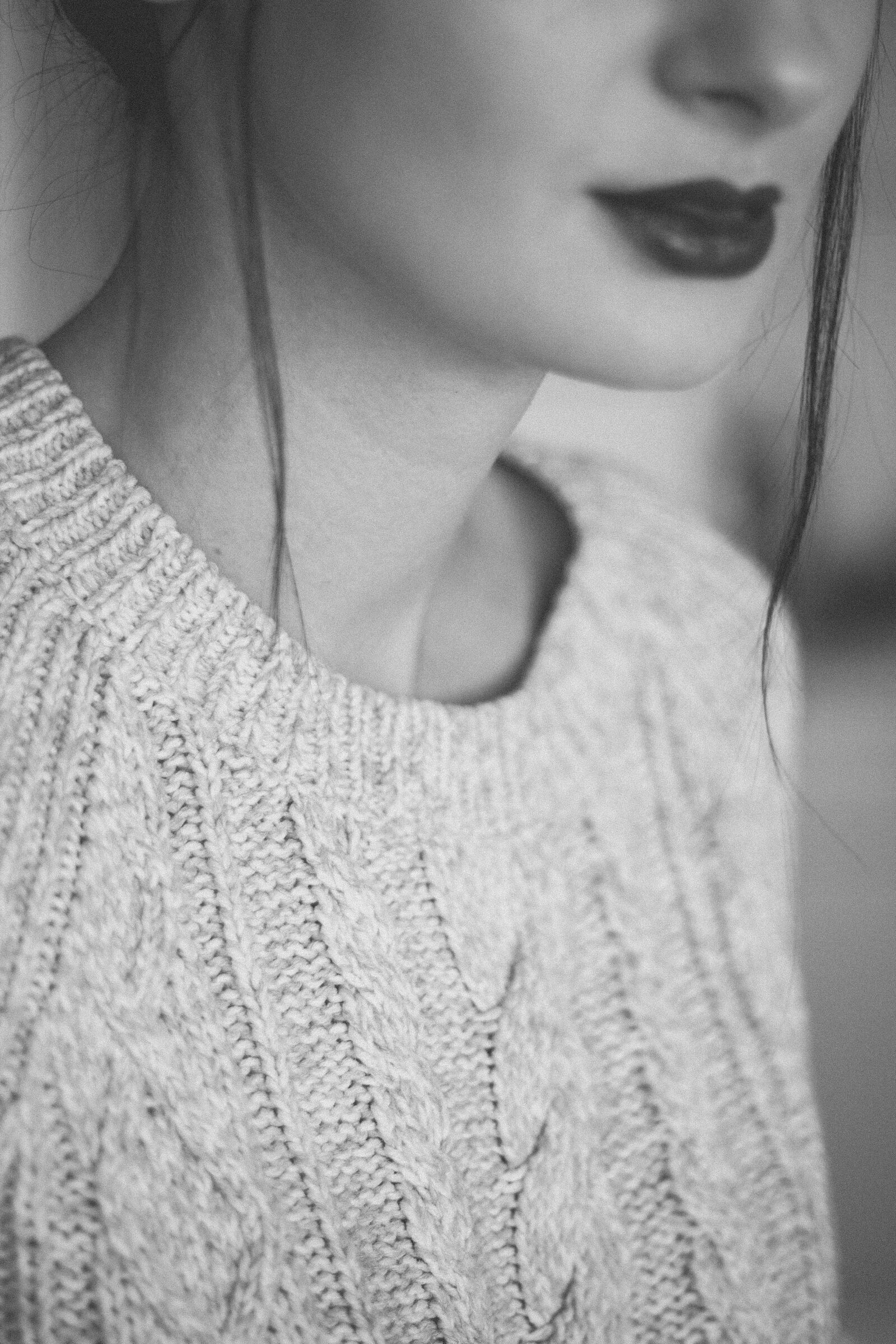 Canon EOS 600D (Rebel EOS T3i / EOS Kiss X5) + Canon EF 50mm F1.8 II sample photo. Black, and, white, pullover photography