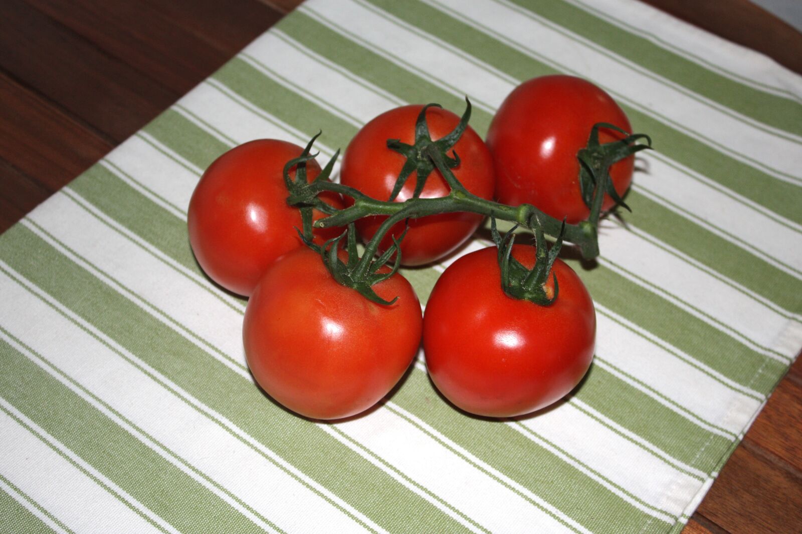 Canon EOS 450D (EOS Rebel XSi / EOS Kiss X2) sample photo. Tomatoes, fresh, vegetables photography