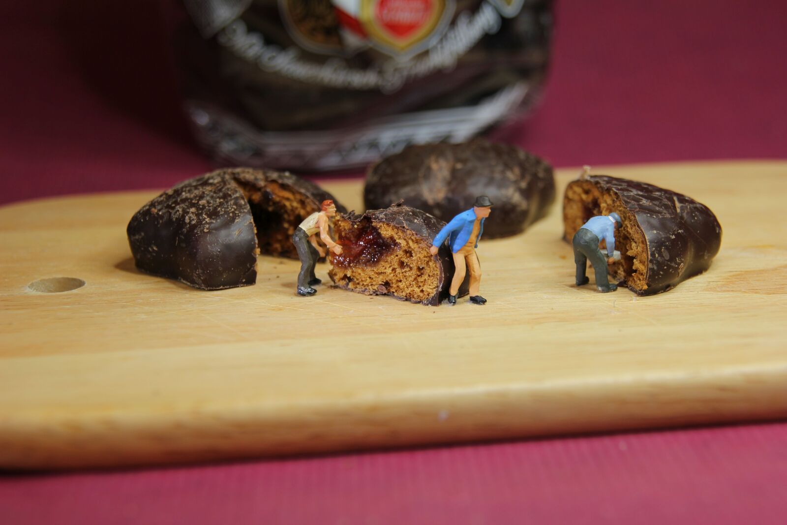 Canon EOS 550D (EOS Rebel T2i / EOS Kiss X4) sample photo. Advent, chocolate pastries, miniature photography