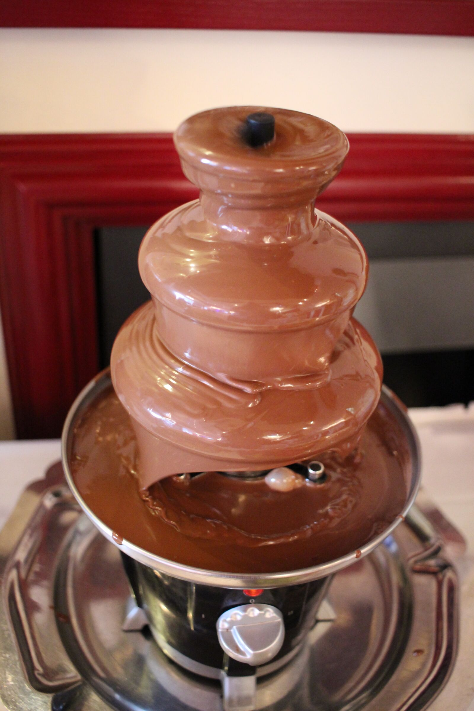 Canon EOS 700D (EOS Rebel T5i / EOS Kiss X7i) sample photo. Chocolate fountain, brown chocolate photography