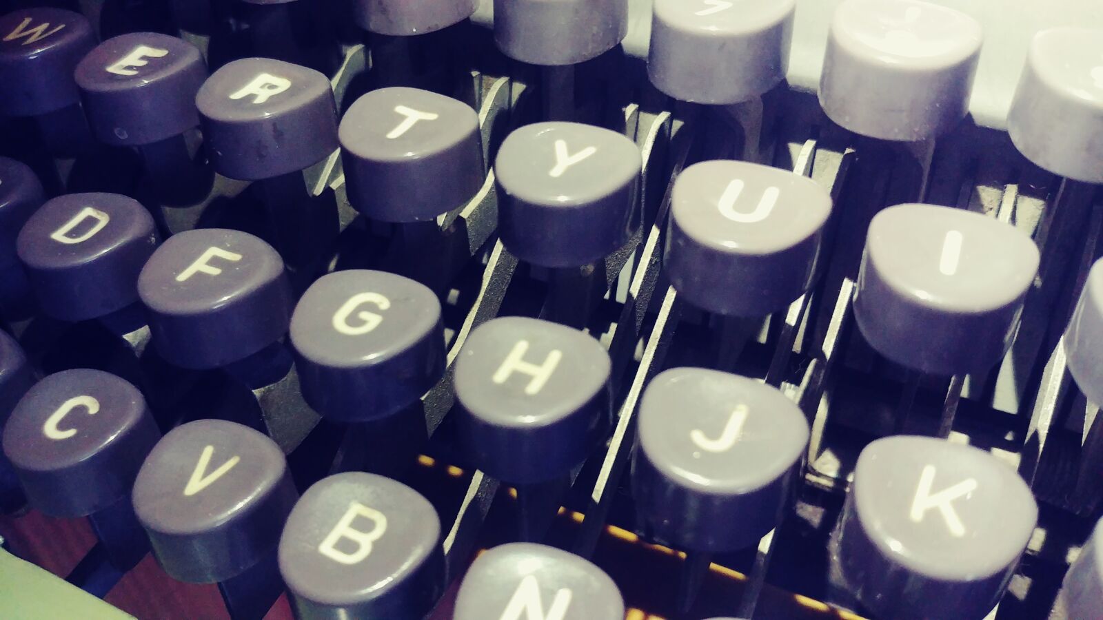 LG G6 sample photo. Typewriter, keys, old photography