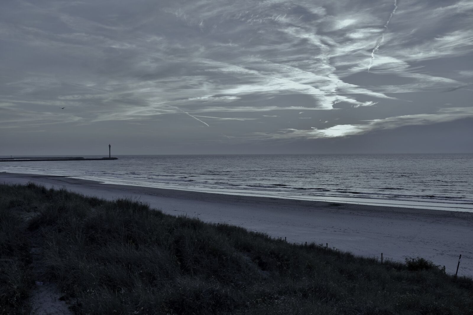 Nikon AF-S DX Nikkor 18-105mm F3.5-5.6G ED VR sample photo. Beach, landscape, clouds, grey photography