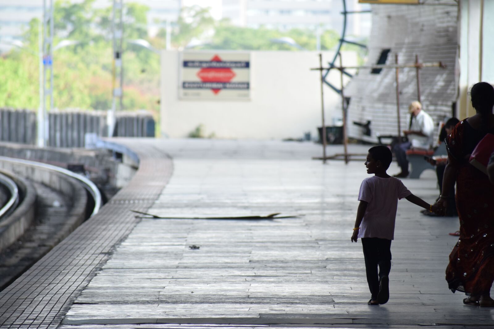 Nikon D5300 sample photo. Traveller, mom-child, wait photography