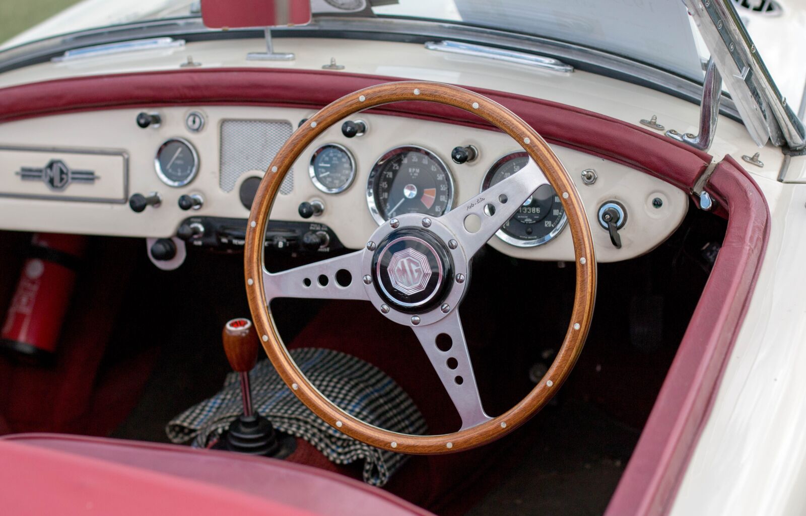 Canon EOS 70D + Canon EF 50mm F1.4 USM sample photo. Steering, wheel, car photography