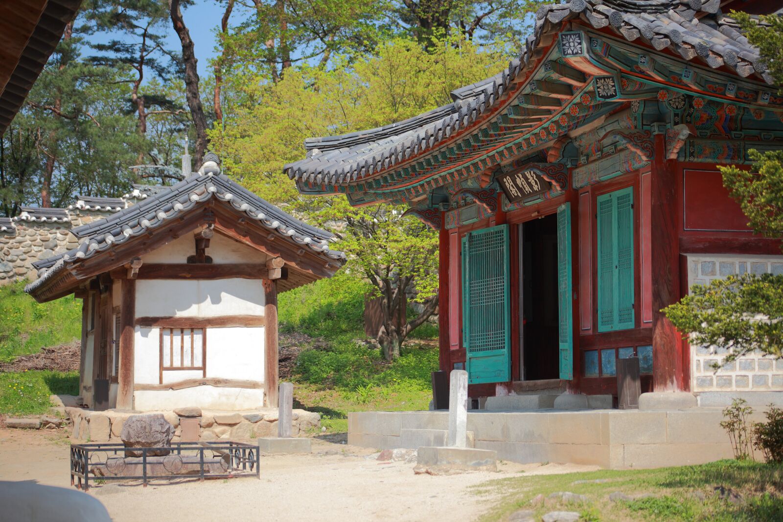 Canon EOS 5D Mark II sample photo. Giwajip, korean traditional, spring photography