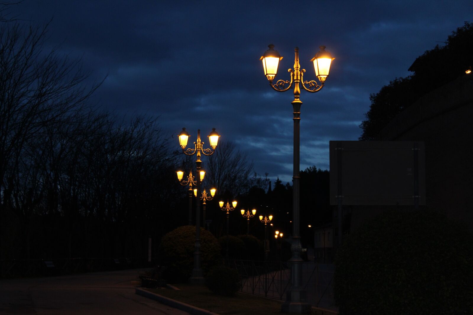 Canon EOS 1300D (EOS Rebel T6 / EOS Kiss X80) sample photo. Light, illuminated, lantern photography