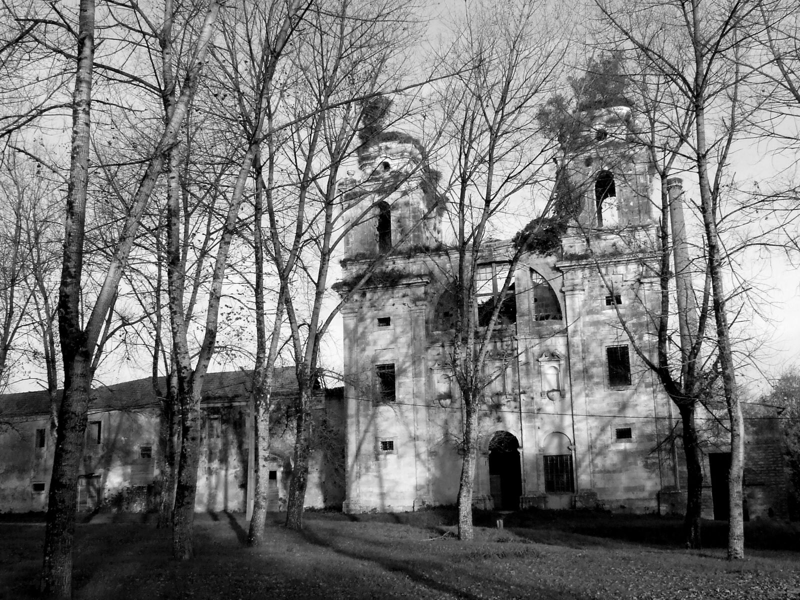 Fujifilm FinePix S5600 sample photo. Monastery, abandoned, monument photography