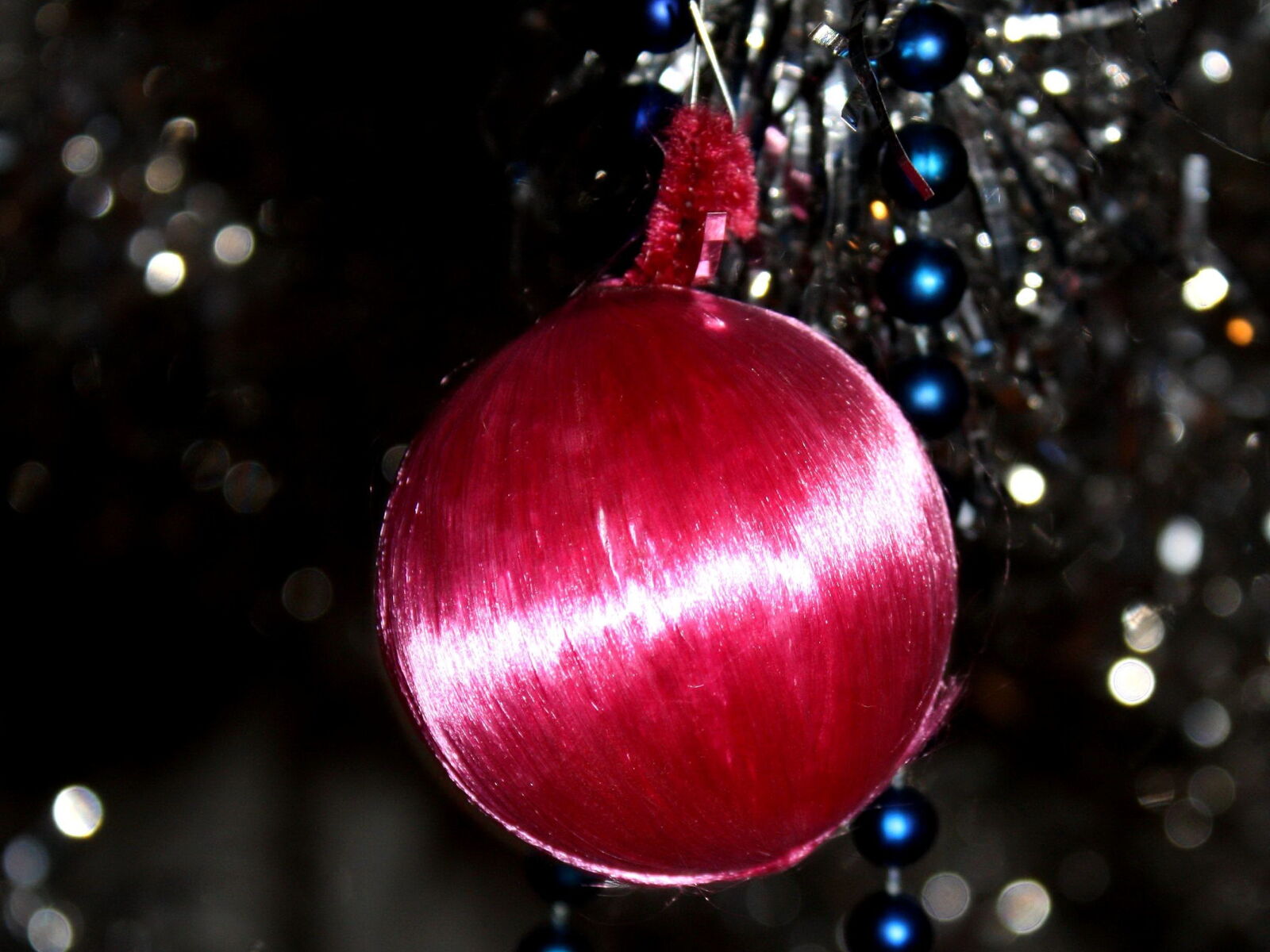 Canon EOS 1000D (EOS Digital Rebel XS / EOS Kiss F) sample photo. Pink ball, christmas decoration photography