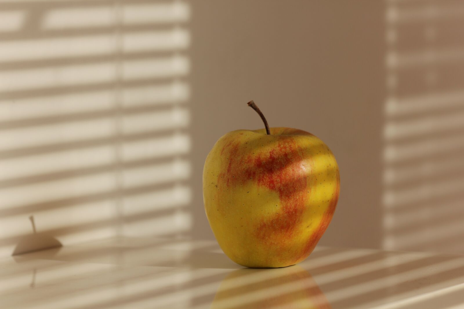 Canon EOS 550D (EOS Rebel T2i / EOS Kiss X4) sample photo. Apple, shadow, apples photography