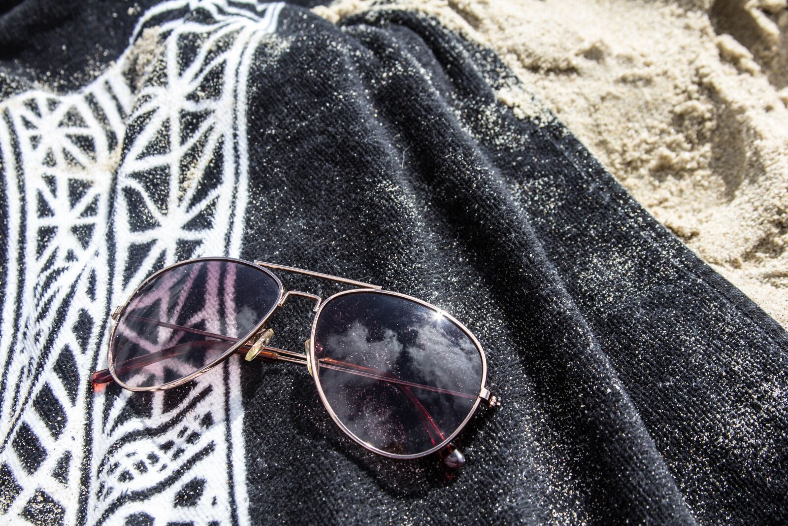 Canon EF 28-135mm F3.5-5.6 IS USM sample photo. Beach, sun glasses, towel photography