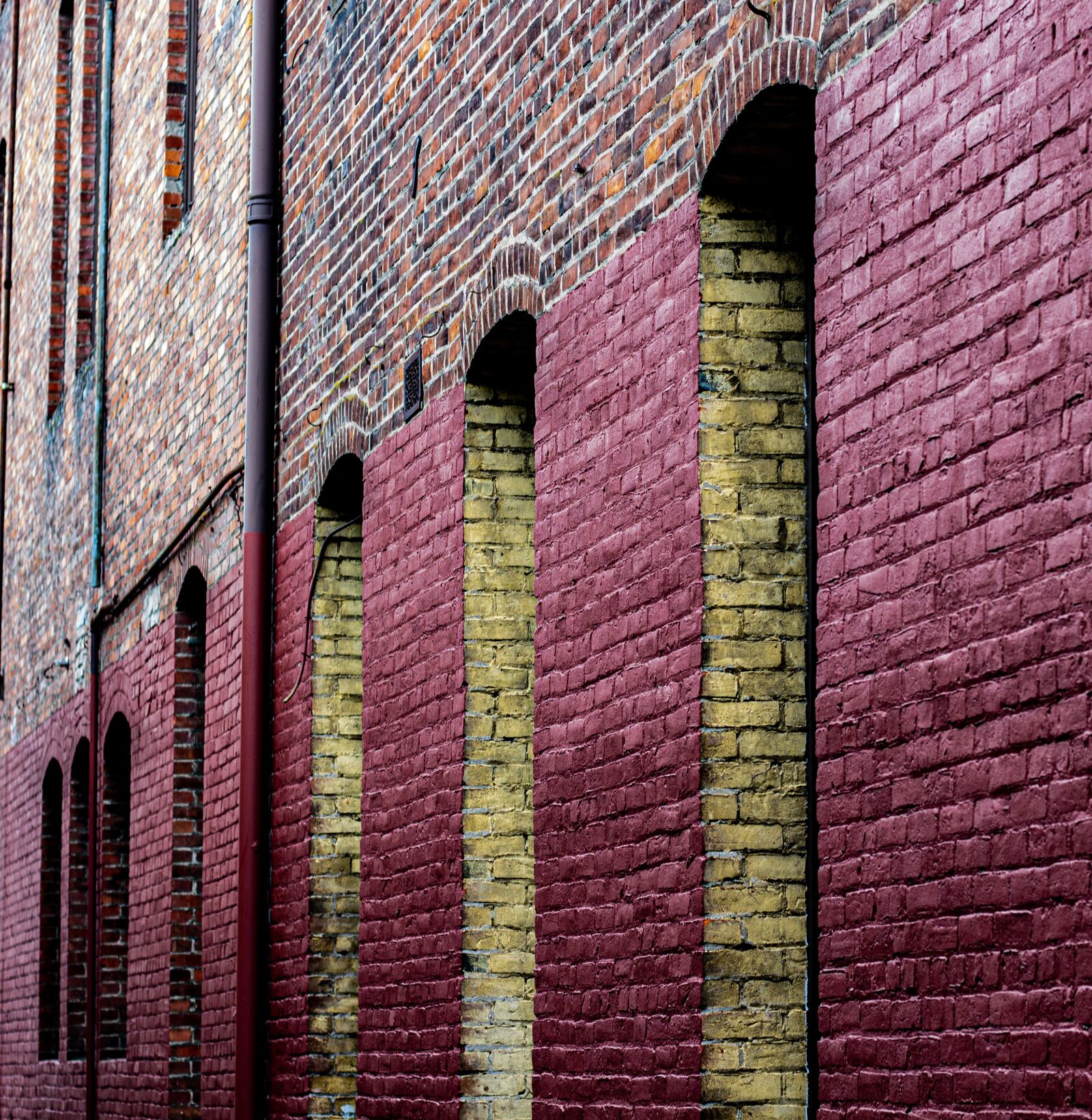 Canon EOS 600D (Rebel EOS T3i / EOS Kiss X5) + Canon EF 50mm F1.8 STM sample photo. Brick alley, brick building photography