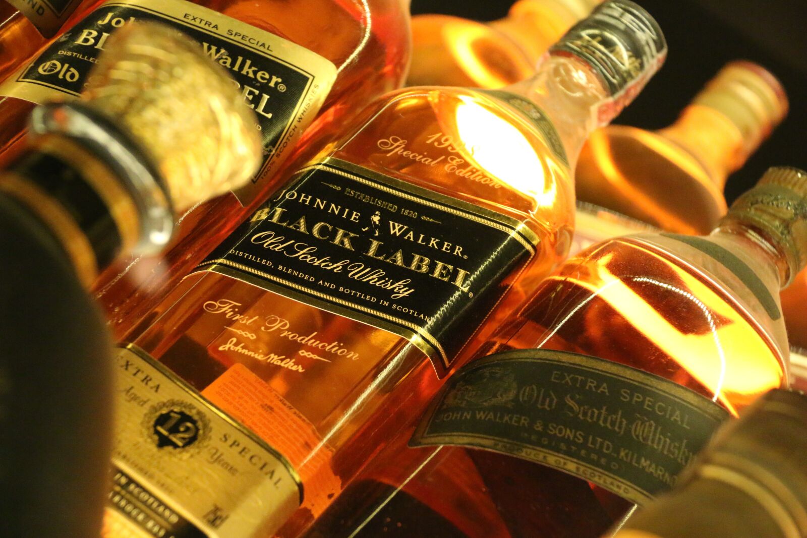 Canon EF-S 18-200mm F3.5-5.6 IS sample photo. Whiskey, alcohol, edinburgh photography