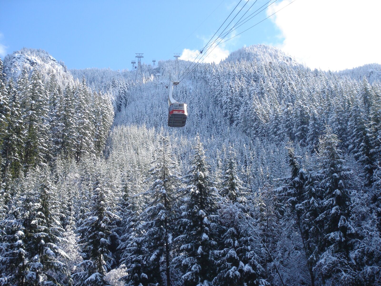 Sony DSC-T7 sample photo. Snow, mountain, gondola photography