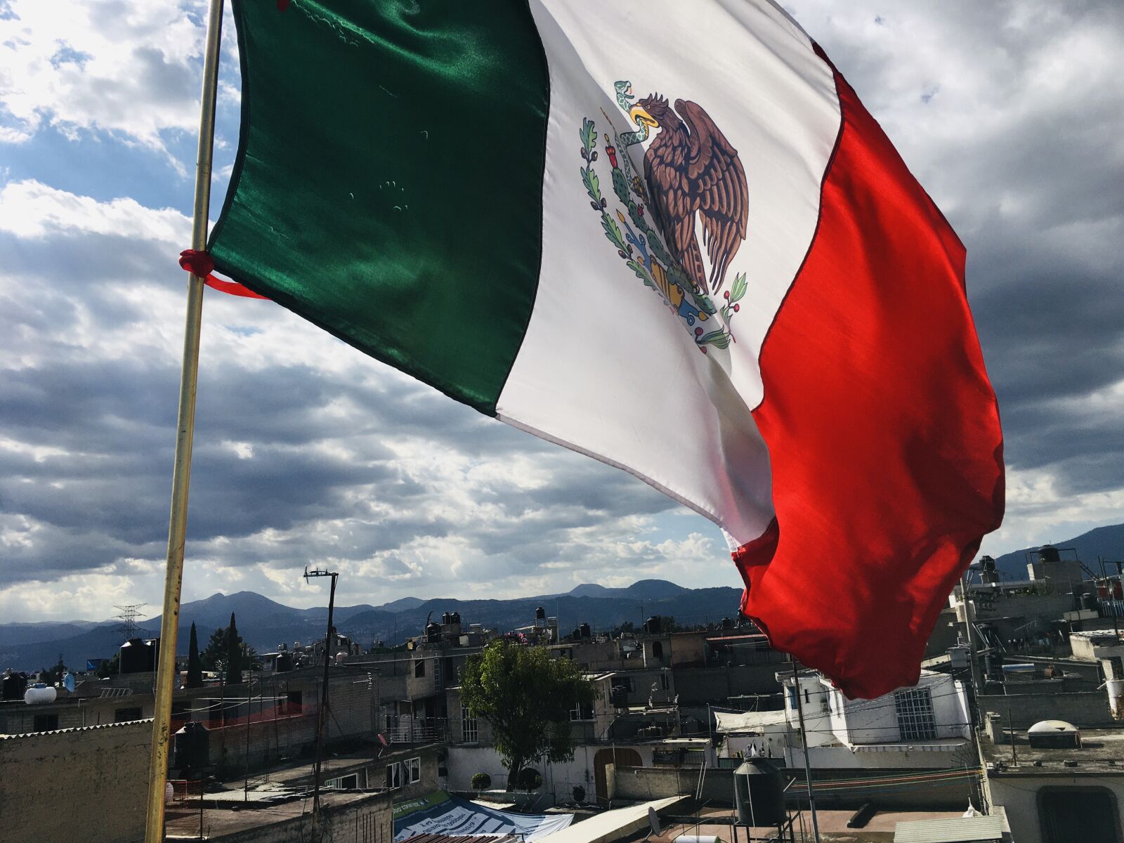 iPhone 6s Plus back camera 4.15mm f/2.2 sample photo. City, mexico, flag photography